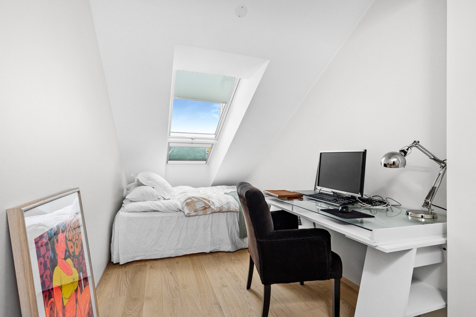 Lyst og lunt gjesterom med god plass til dobbeltseng, lagringsskap og skrivepult. Galleribilde