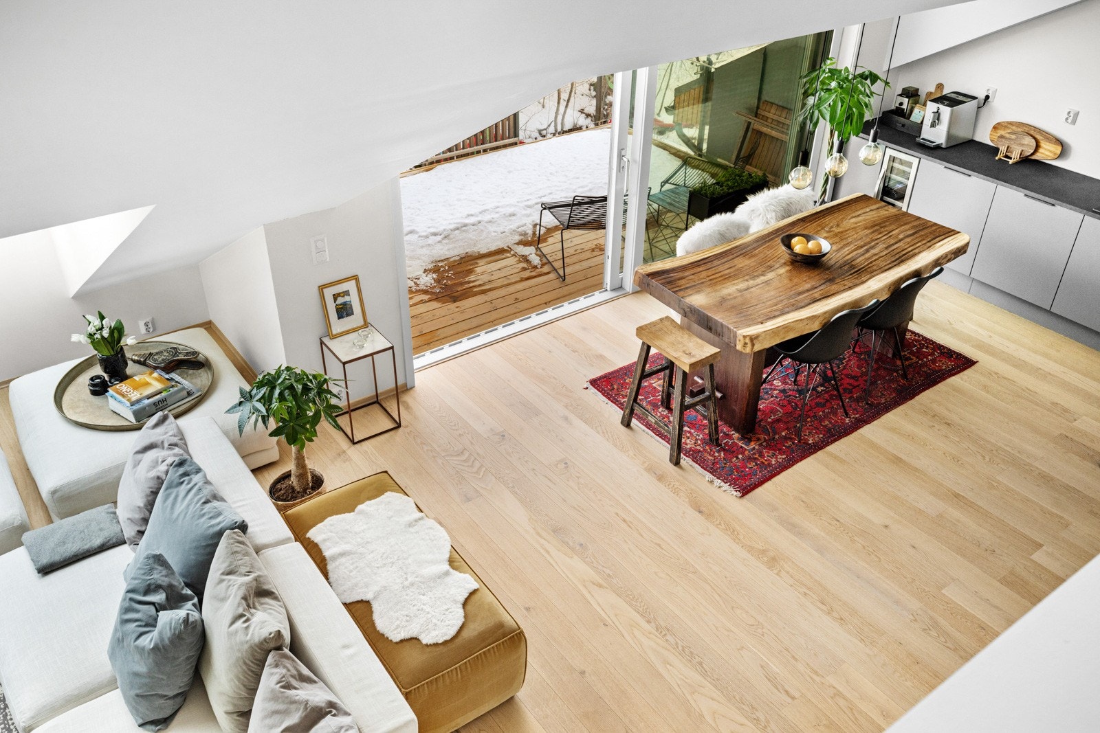 God og luftig stue med plass til både spisebord og tv-stue. Galleribilde