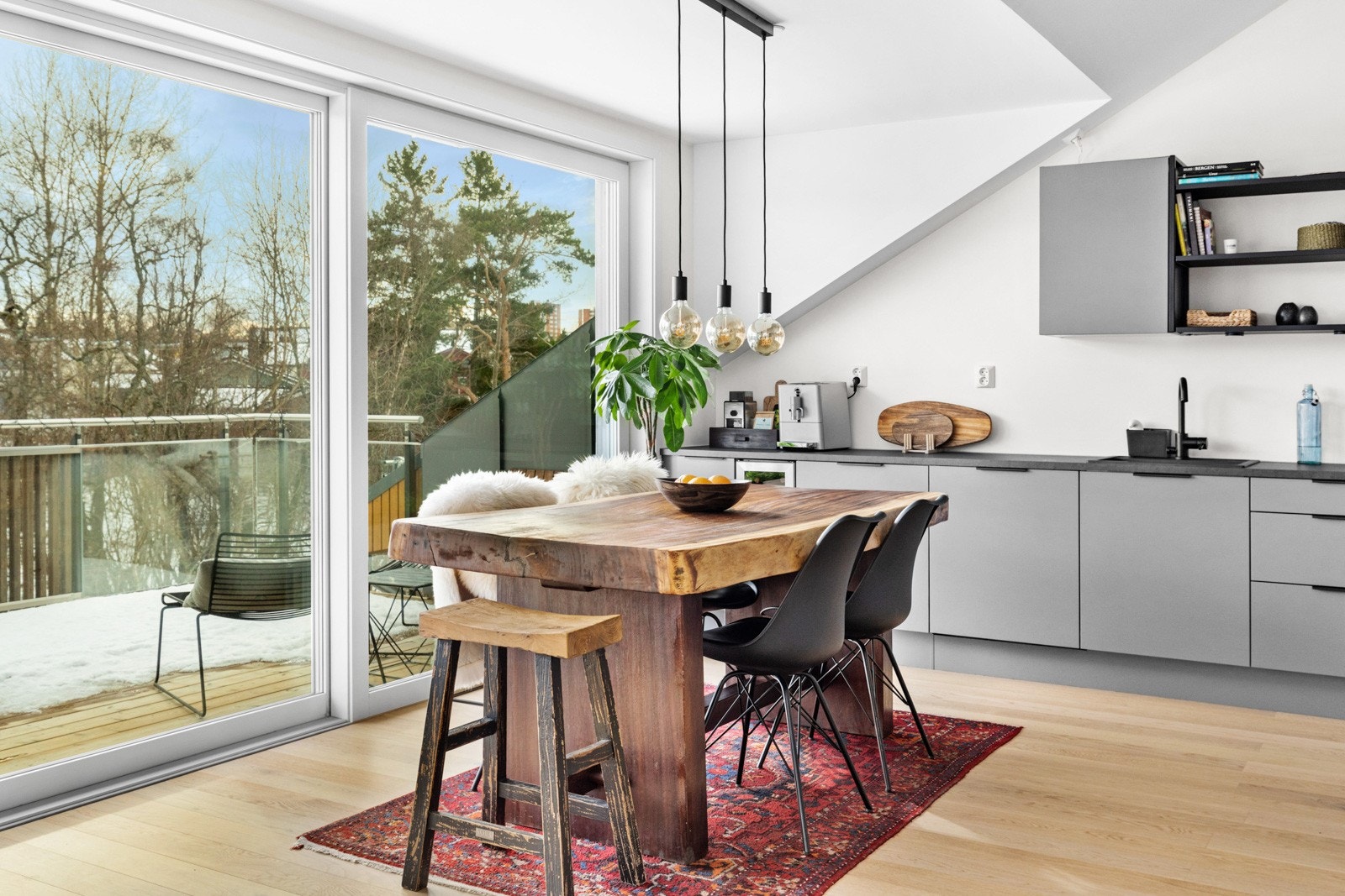 Påkostet og oppgradert standard med stilig materialvalg. Galleribilde
