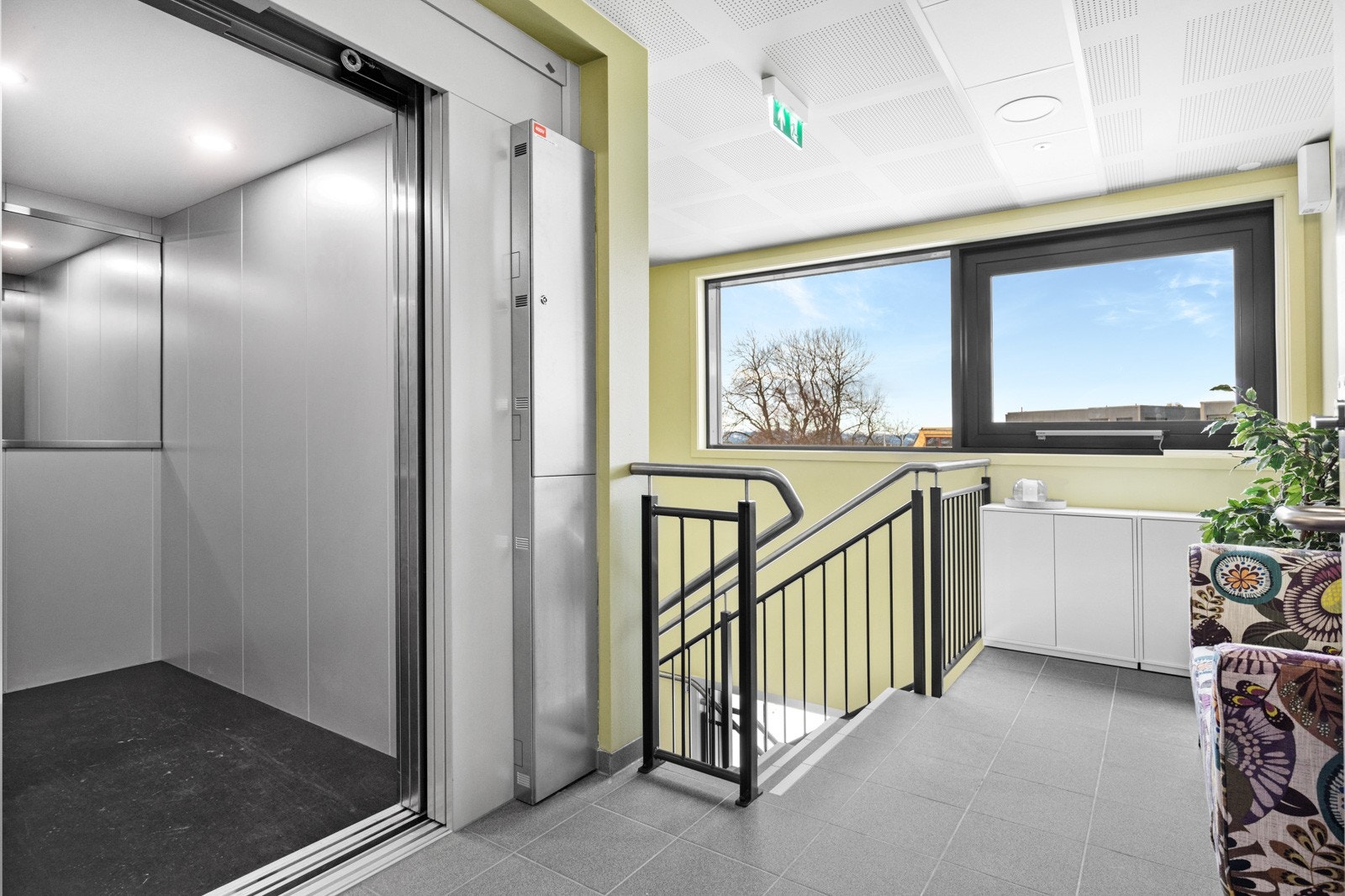 Romslig trappegang med heis adkomst. Galleribilde