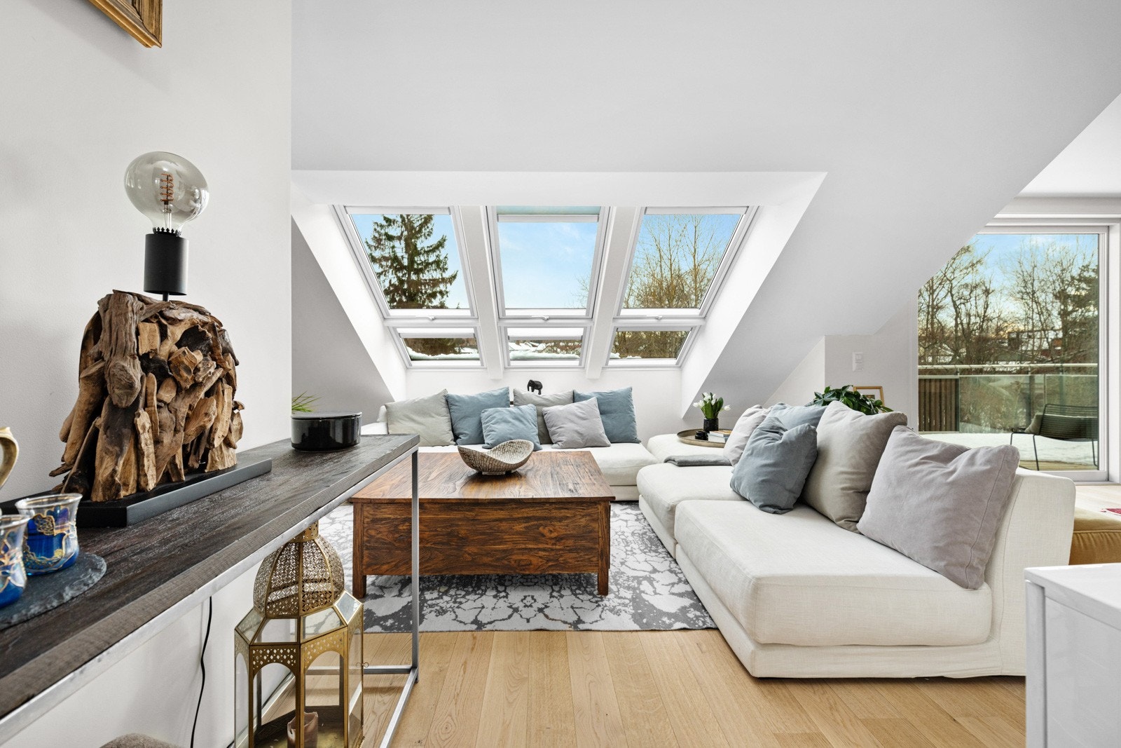 Romslig stue med store vindusflater som gir godt med lysinnslipp. Galleribilde