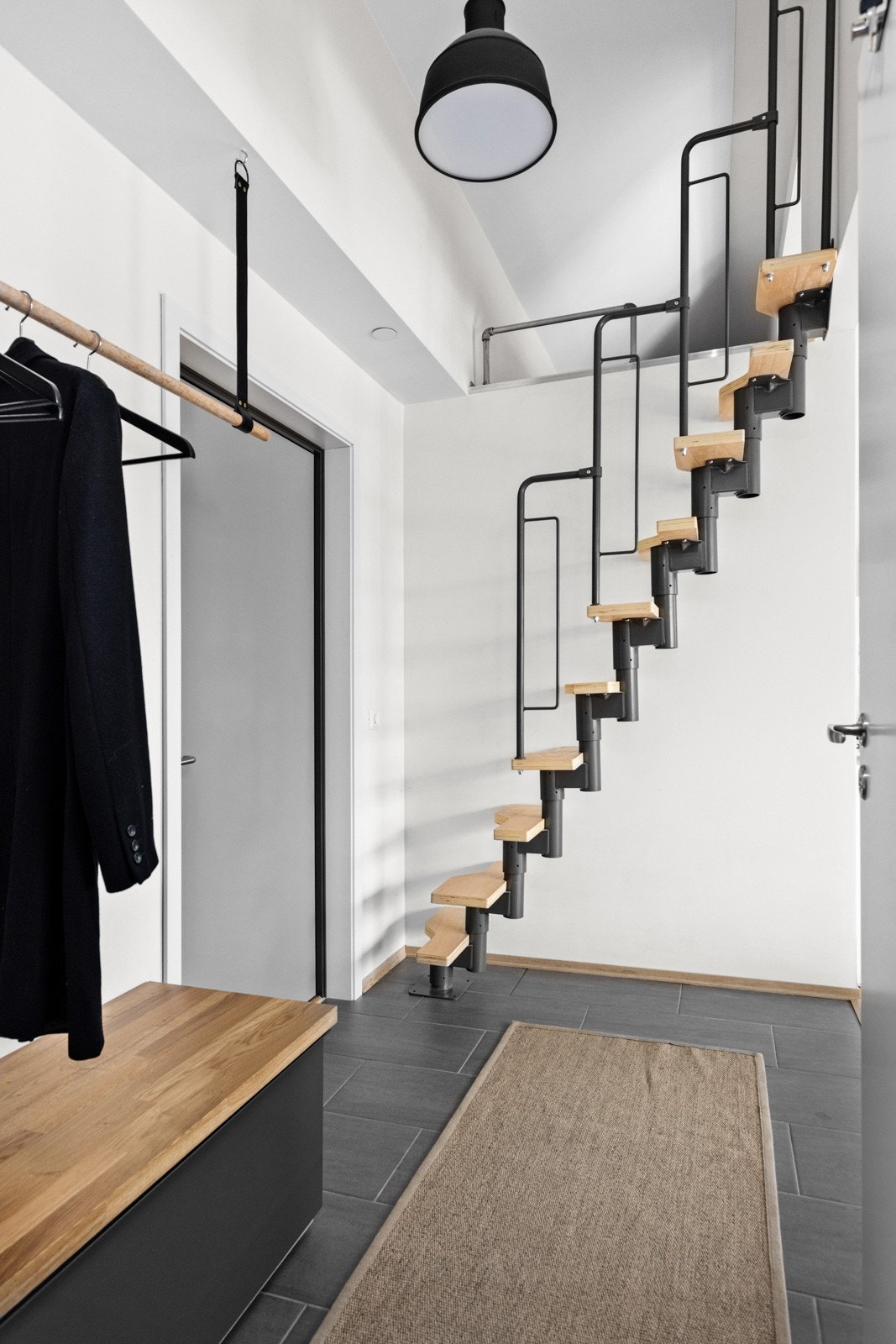 Pen entré med inngang til stue med åpen kjøkkenløsning, bad og to soverom + hems. Galleribilde