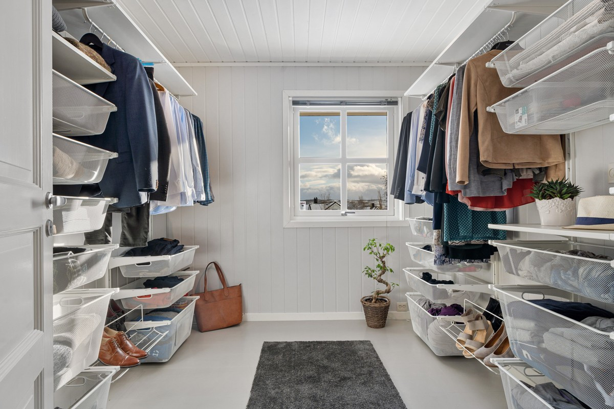 Et av soverommene i 1.etasje er i dag innredet som garderobe