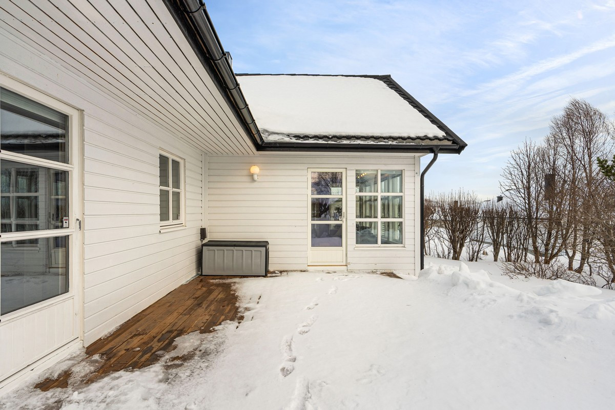 Fra stuen er det utgang til større terrasse med plass til både sittegrupper og grill