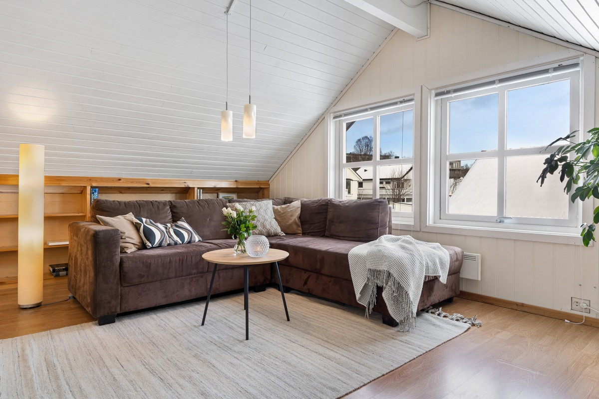 I 2.etasje er det en loftstue med store vindusflater