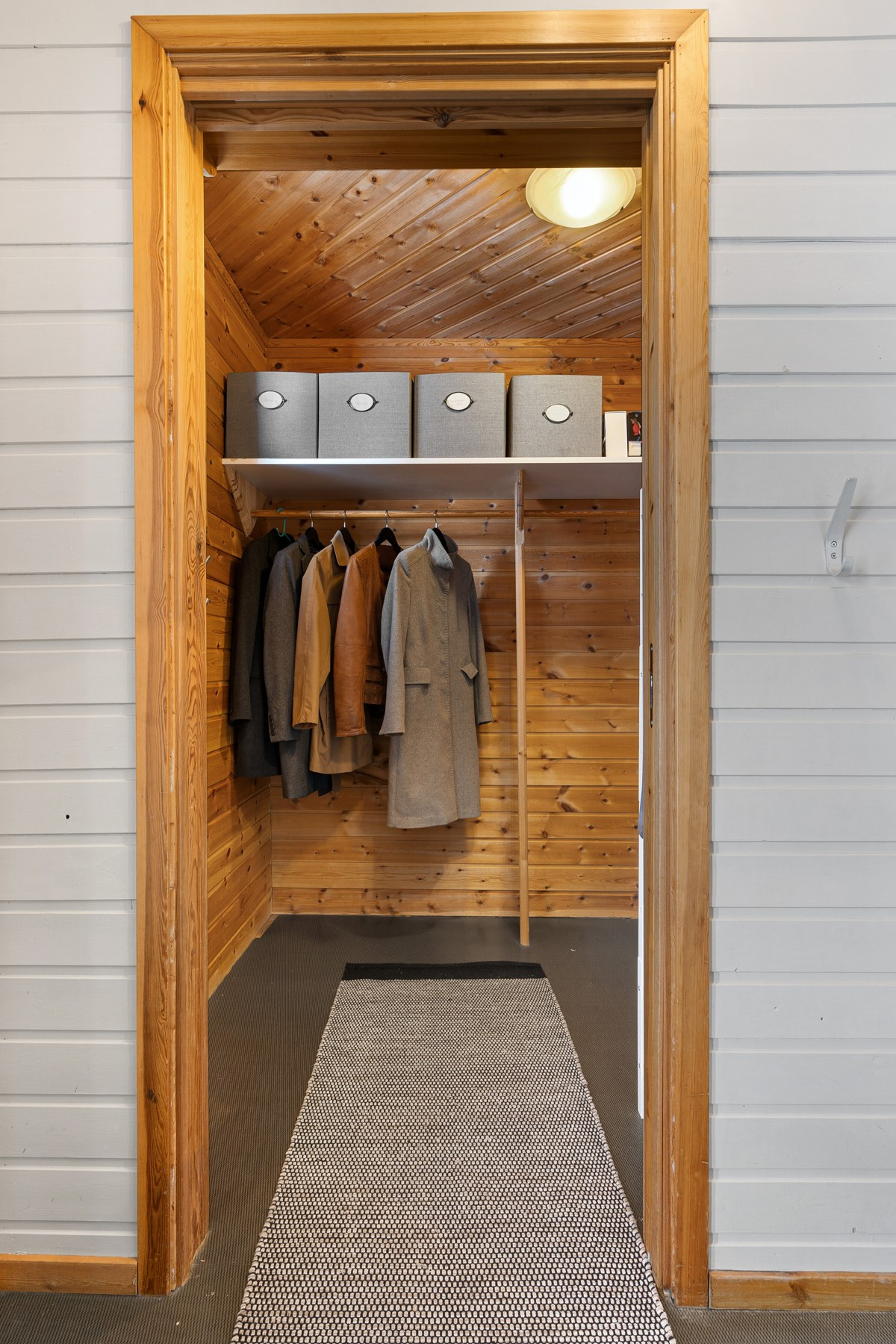 Det er flere boder i boligen, her er en av de som i dag brukes som garderobe