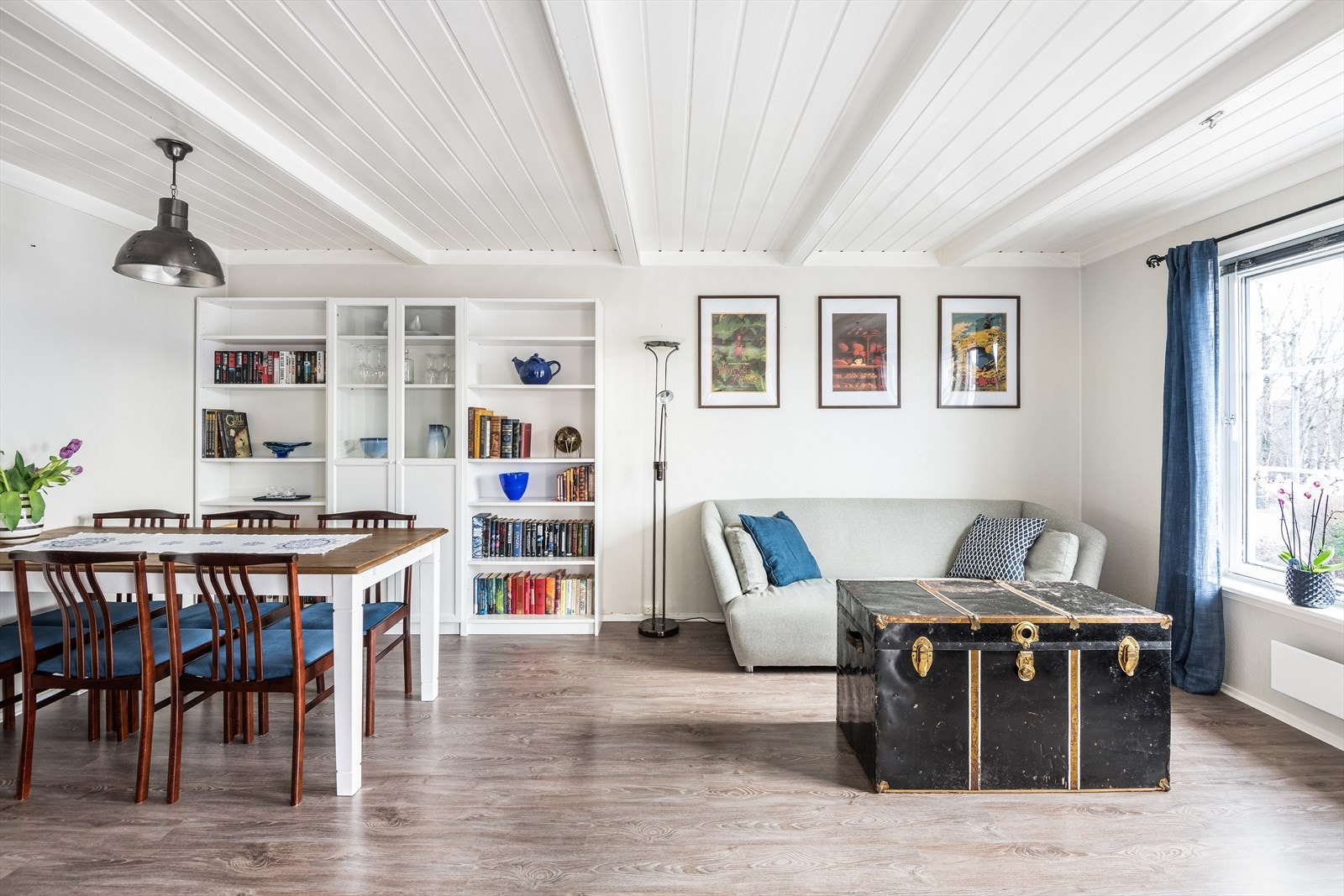 Det er pen 1-stavs laminat på gulv, malt tapet på vegger og malt panel i tak Galleribilde