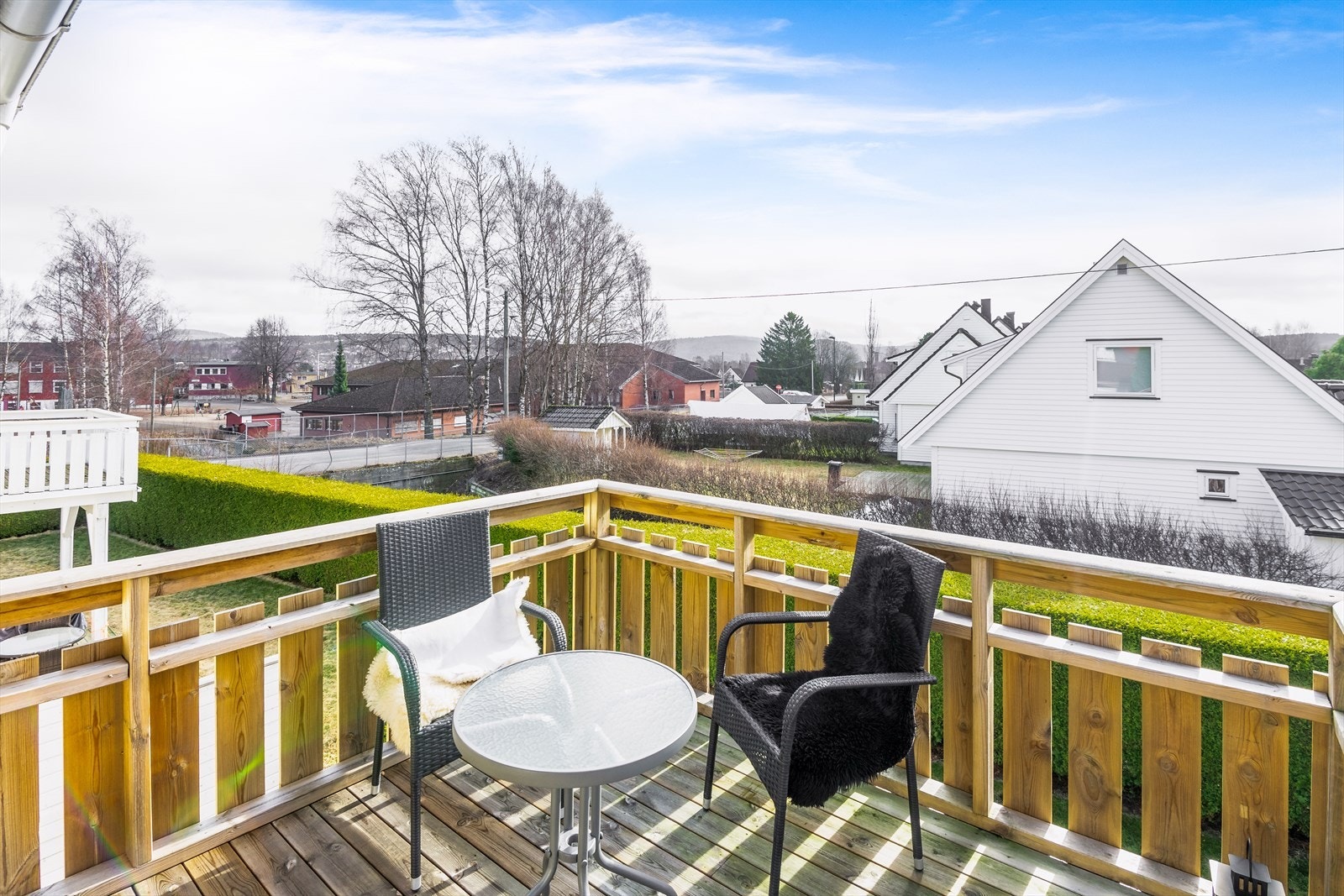 Fra stuen er det utgang til meget solrik balkong med rekkverk og markise. Balkongen er ca 1 år gammel Galleribilde