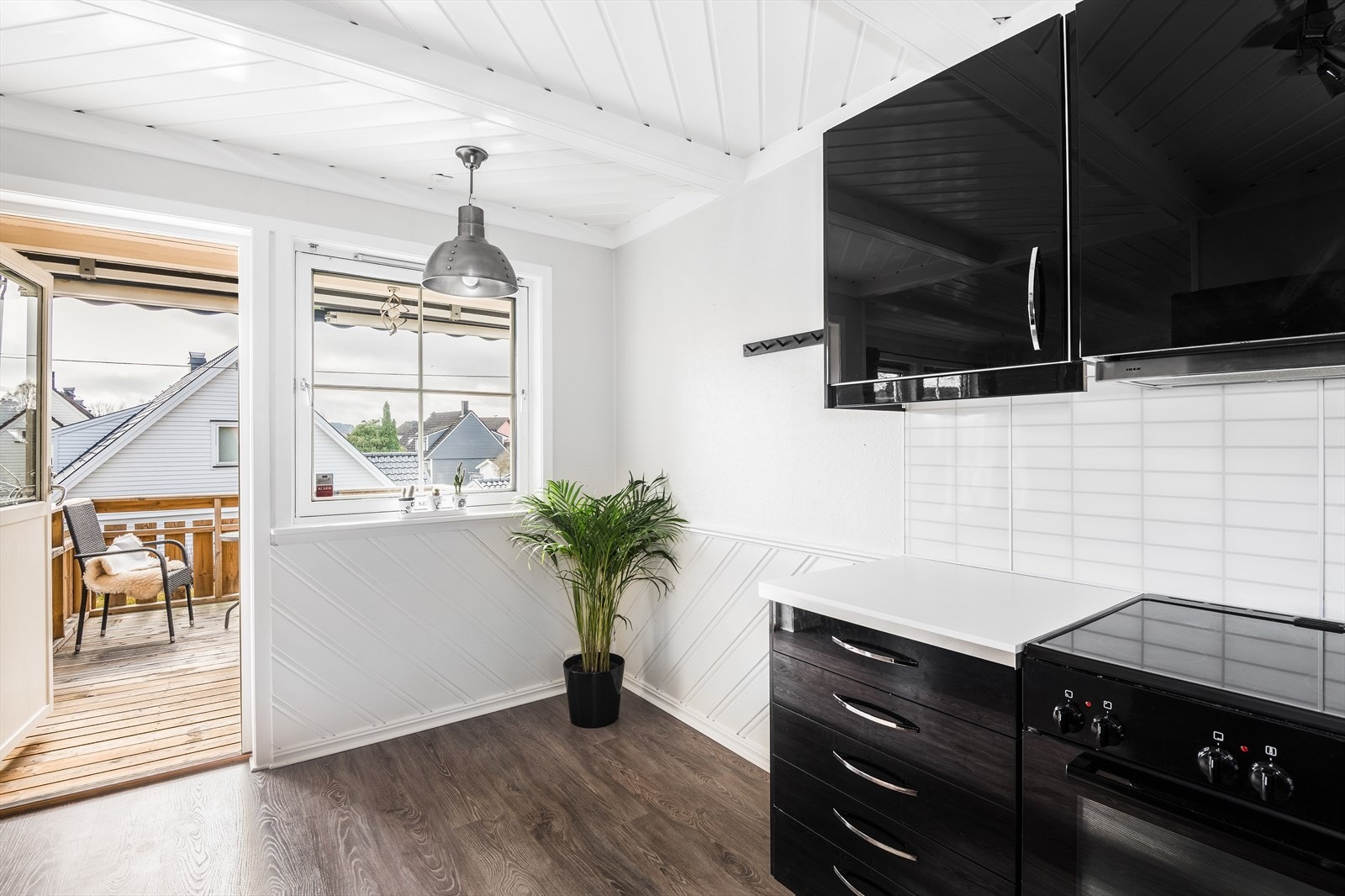 Kjøkken har fin plass til spisebord ved vindu Galleribilde