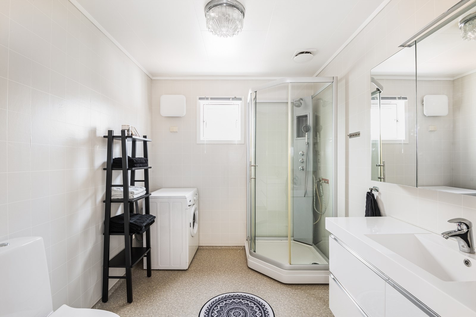 Romslig bad med pent belegg på gulv, våtromstapet på vegger og tak-ess plater i tak Galleribilde