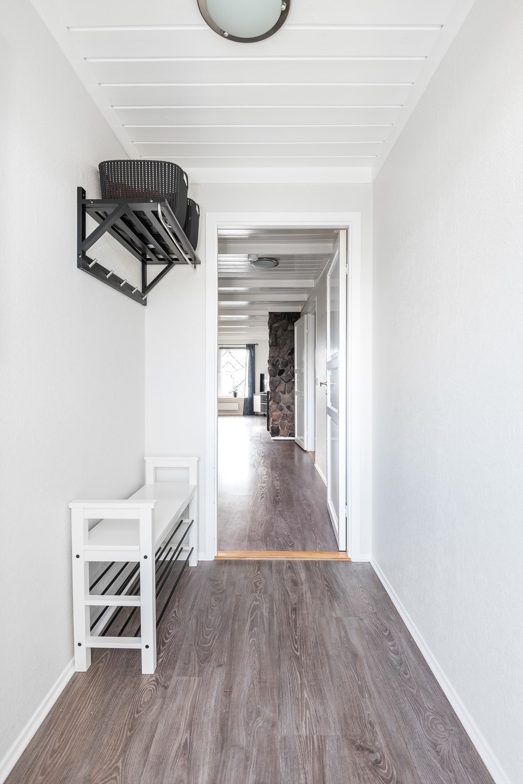 Entre har 1-stavs laminat på gulv, malt tapet på vegger og malt panel i tak. Sikringsskap med automatsikringer. Det er god plass til yttertøy Galleribilde