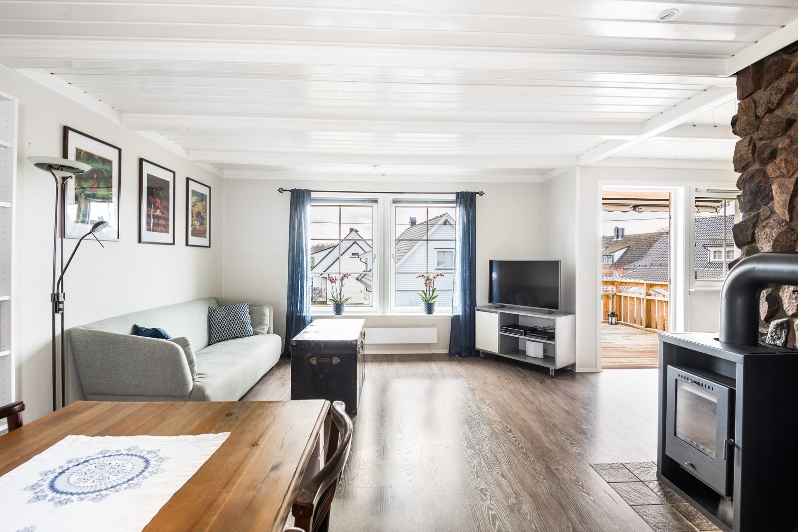 Vedovn med glassdør, og flott stenlagt vegg bak Galleribilde