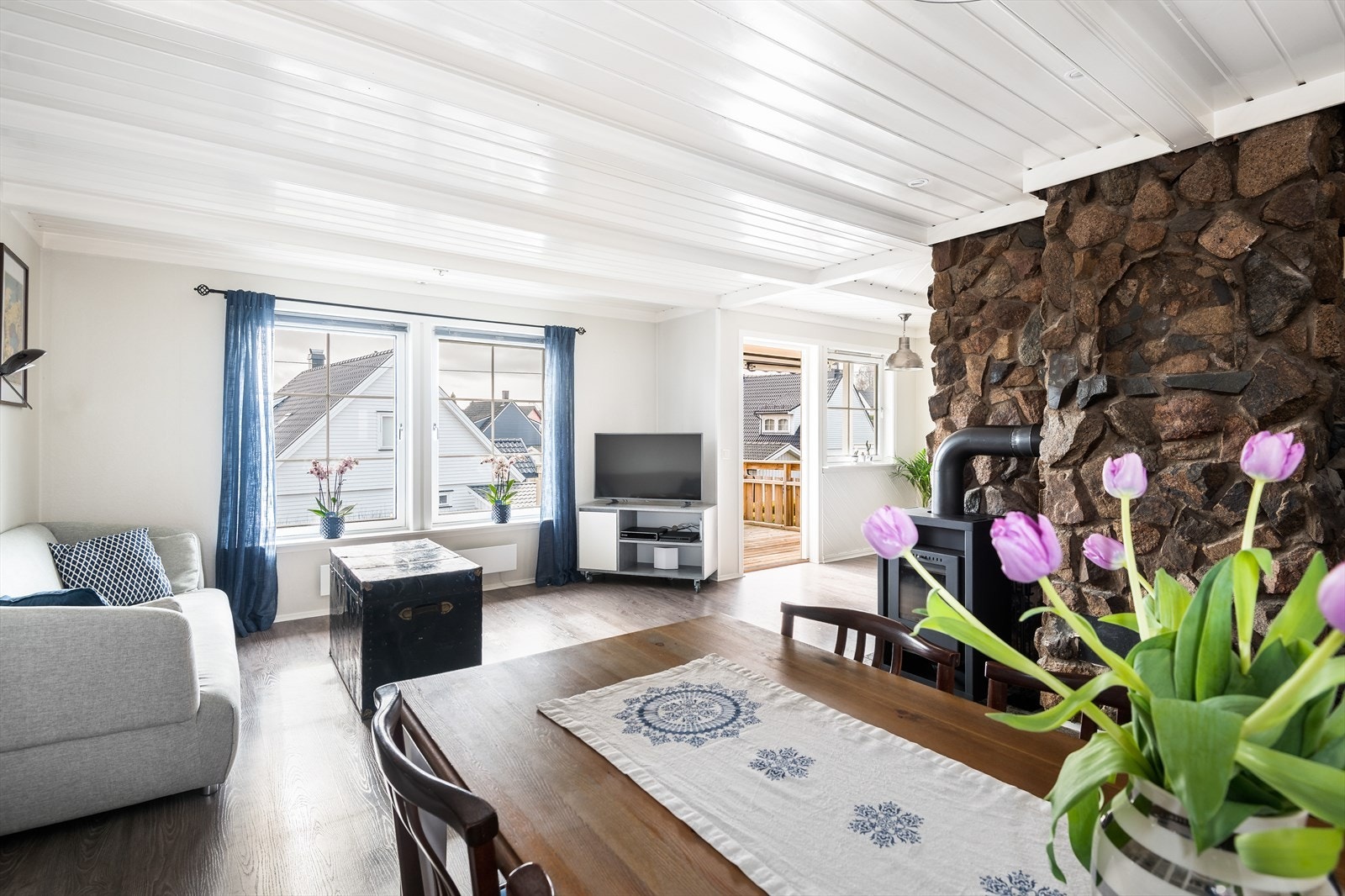 Boligen fremstår som en lys og trivelig leilighet med god planløsning Galleribilde