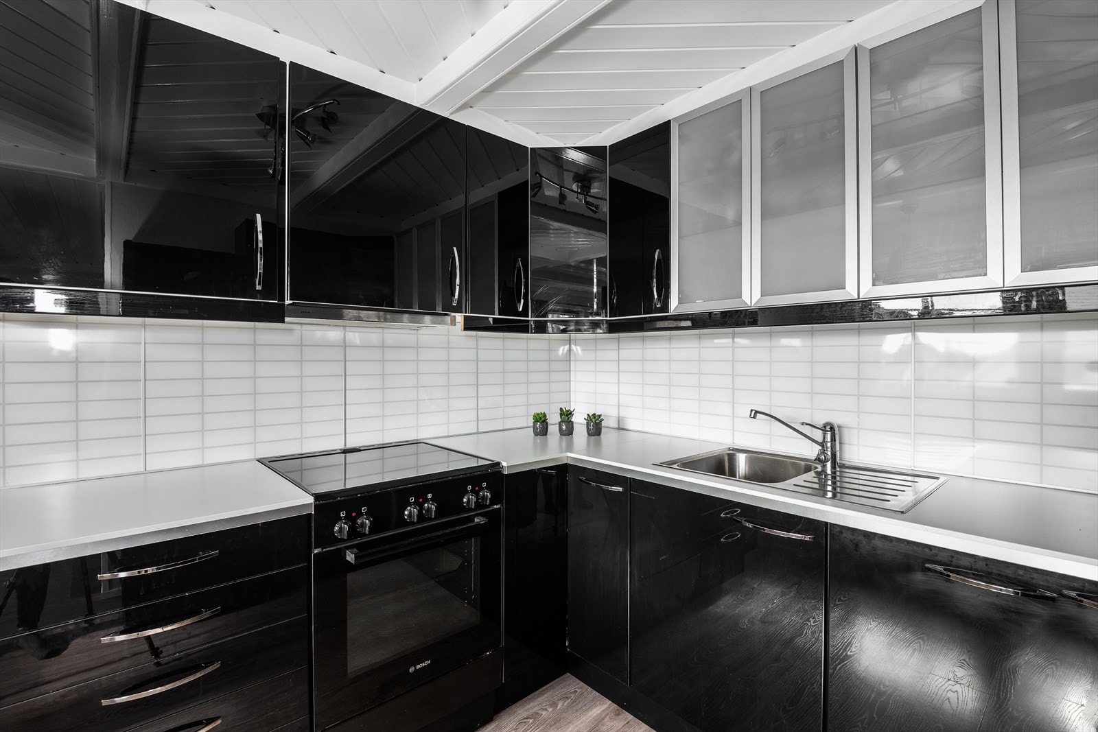 Det er godt med skap- og benkeplass. Integrert oppvaskmaskin. Sort kombiskap og komfyr kan også følge, etter avtale Galleribilde