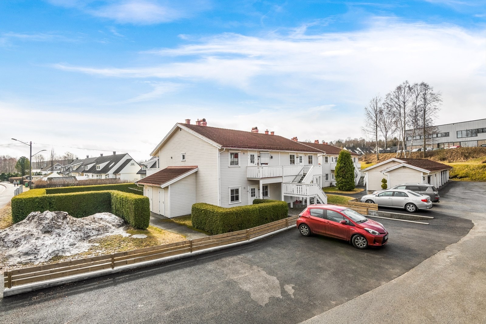 Leiligheten ligger fint til i 2. etasje i Nedre Kongerød Borettslag, med adkomst via felles utvendig trapp til leilighet. Parkering i garasje like ved inngangspartiet Galleribilde