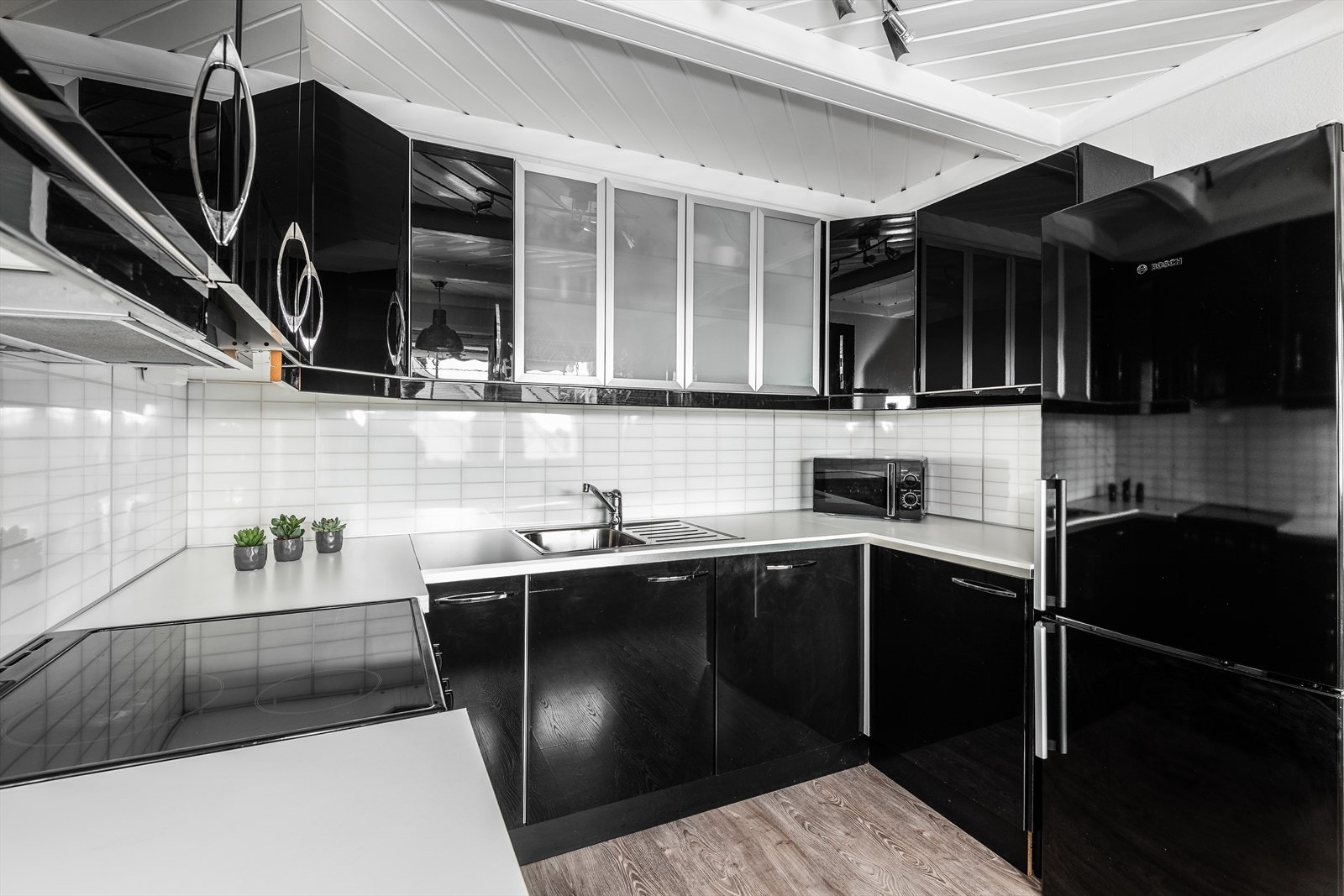 Lekkert kjøkken med sort innredning med glatte fronter Galleribilde