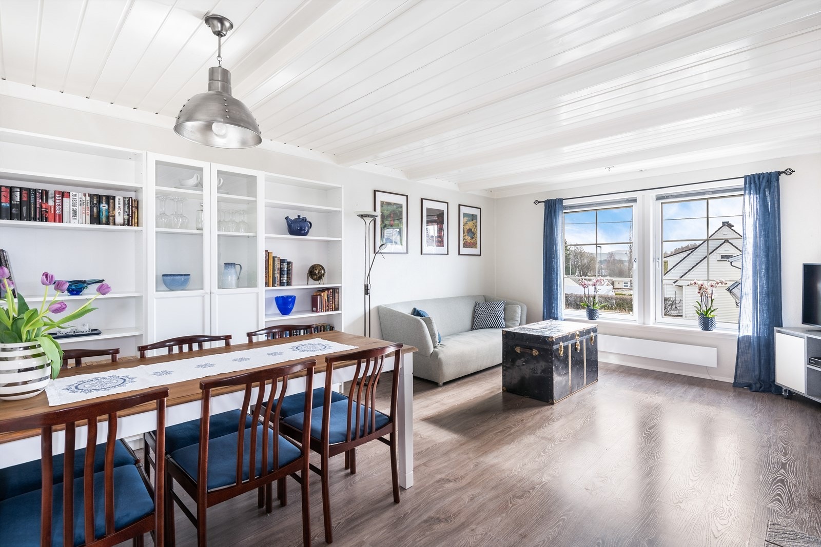 Romslig og pen stue med plass til både sofa og spisebord Galleribilde