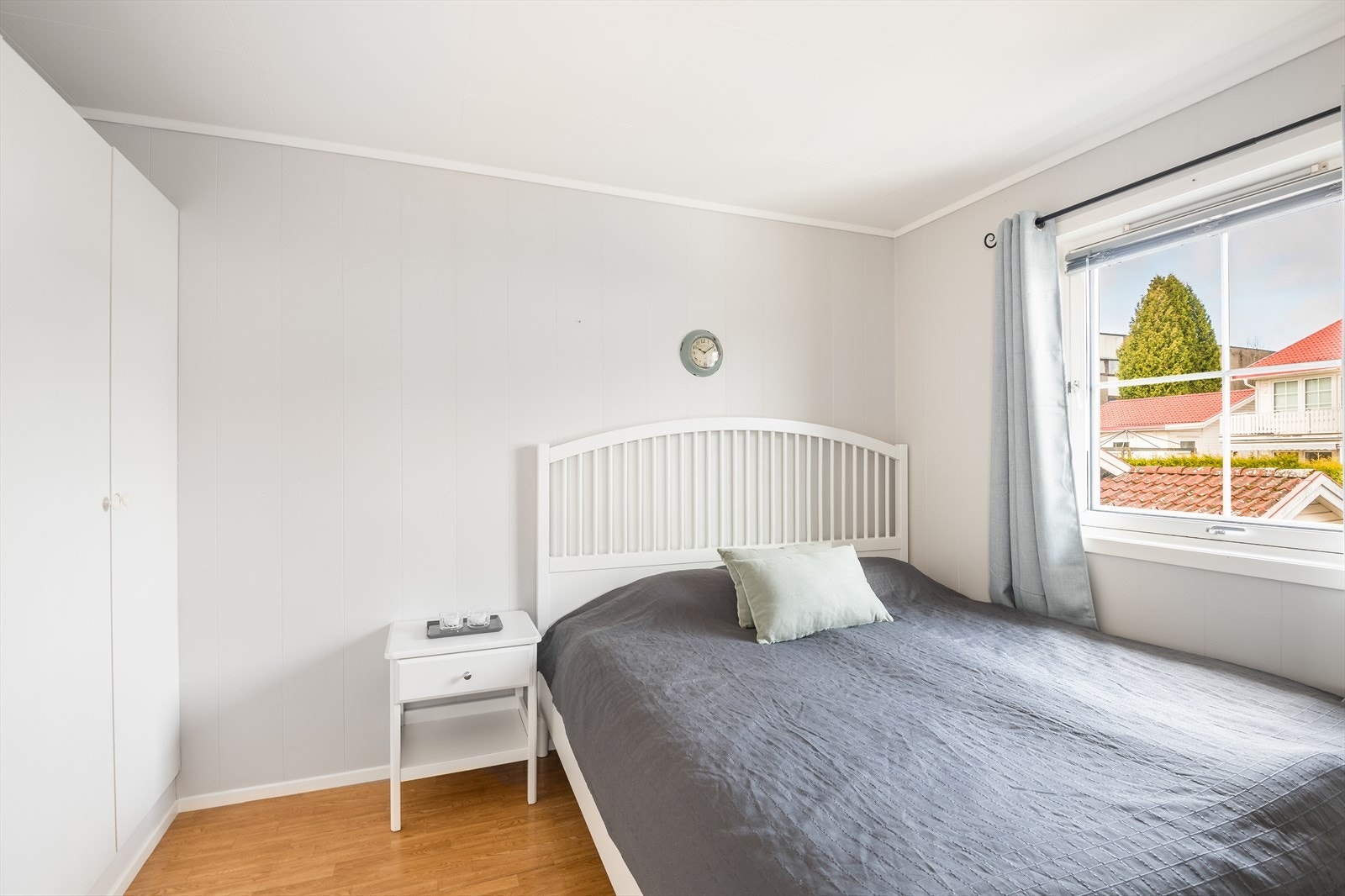 Boligen har 2 lyse og gode soverom. Det ene soverommet har garderobeskap med plass til klesbeholdningen Galleribilde