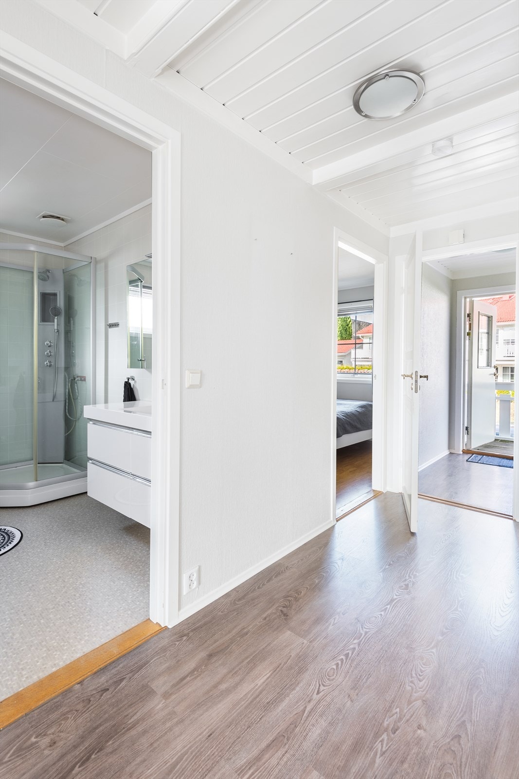 Hyggelig entre og entre som ønsker velkommen inn Galleribilde