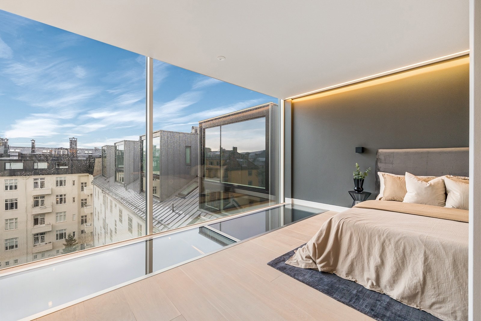 Flott utsikt fra leiligheten mot bakgården. Det henvises til vedlagte salgsoppgave. Interessenter oppfordres å lese komplett salgsoppgave med vedlegg før besiktigelse. Galleribilde