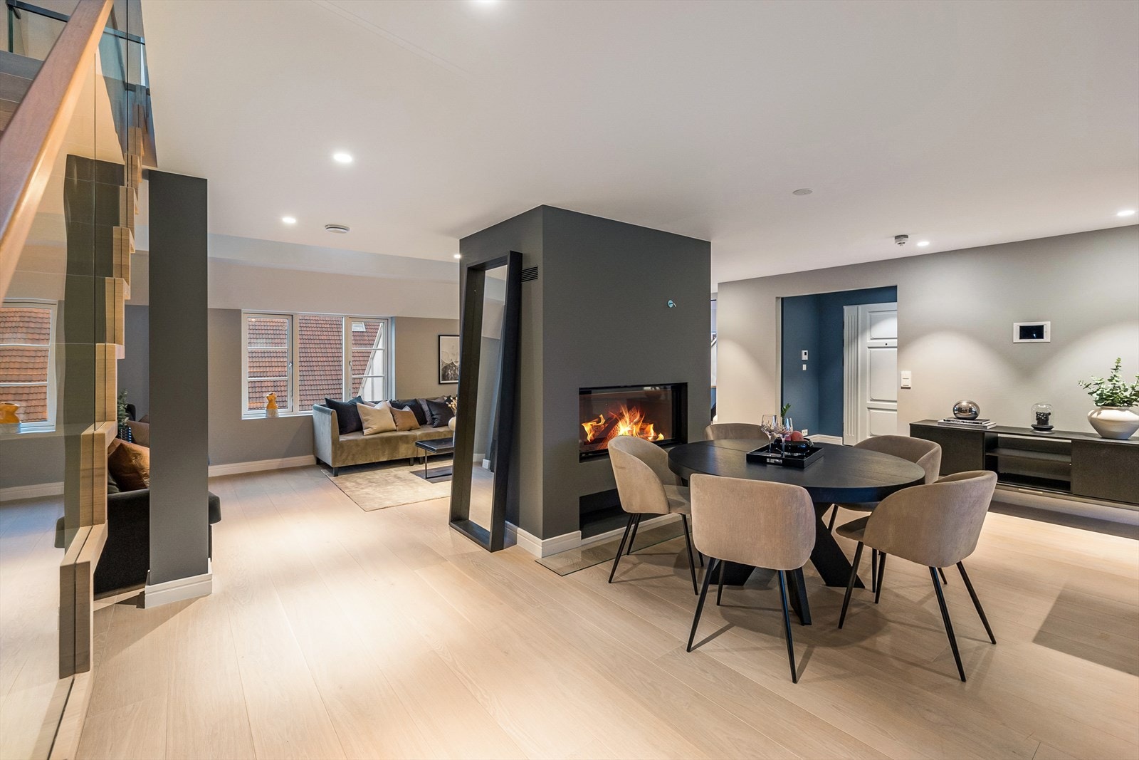 Stor og lys stue med flere soner. Galleribilde