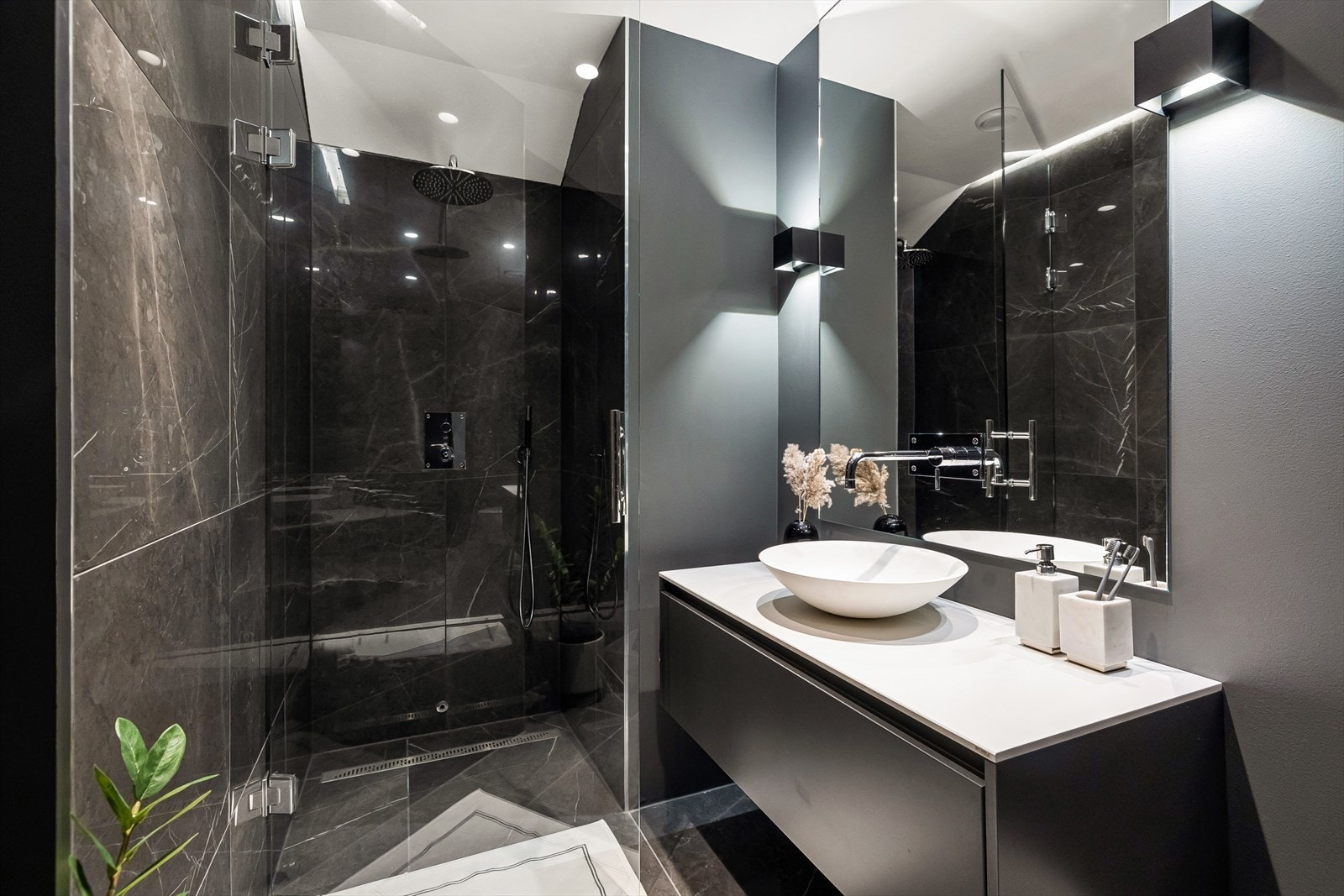 Flott bad med innredning fra HTH, kompositt benkeplate, vegghengt toalett og regnfallsdusj Galleribilde