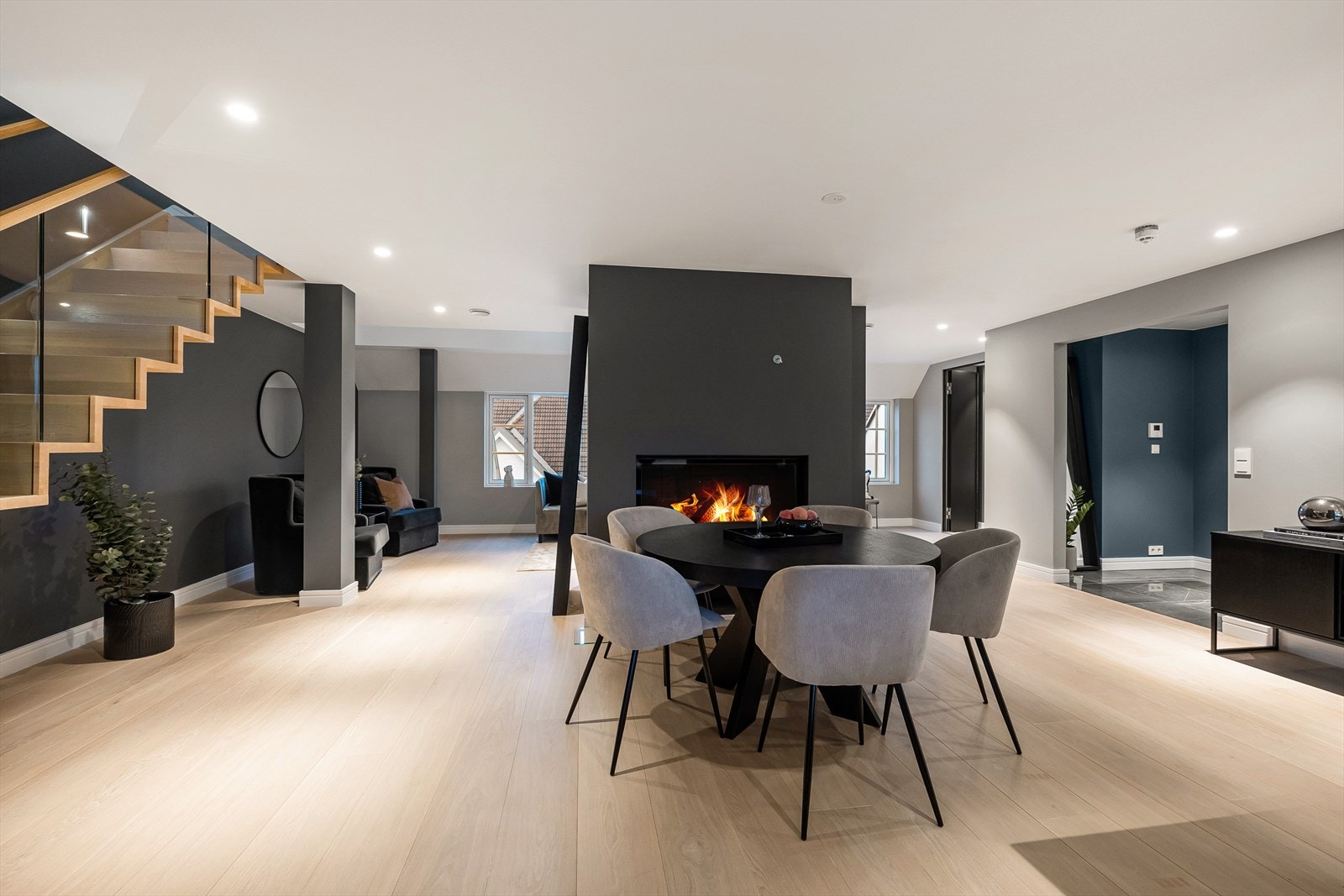 Flott peis i stuen. Elegant trapp opp til 2. etasje med gelender i glassutførelse. Galleribilde