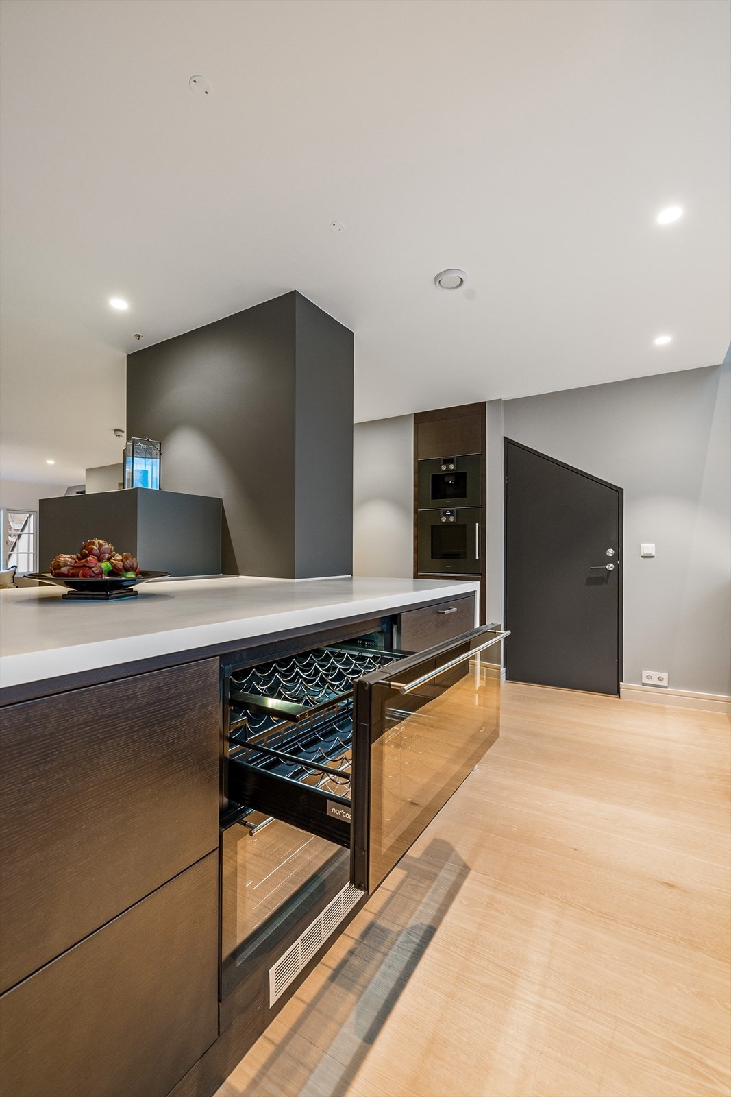 Integrert stekeovn, kaffemaskin, oppvaskmaskin, vinkjøleskap og benkekjøleskap Galleribilde