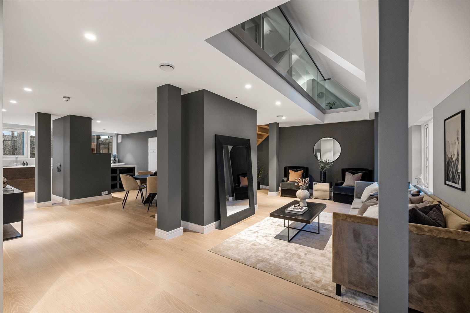 Leiligheten er tidsriktig innredet i et delikat fargevalg. Galleribilde