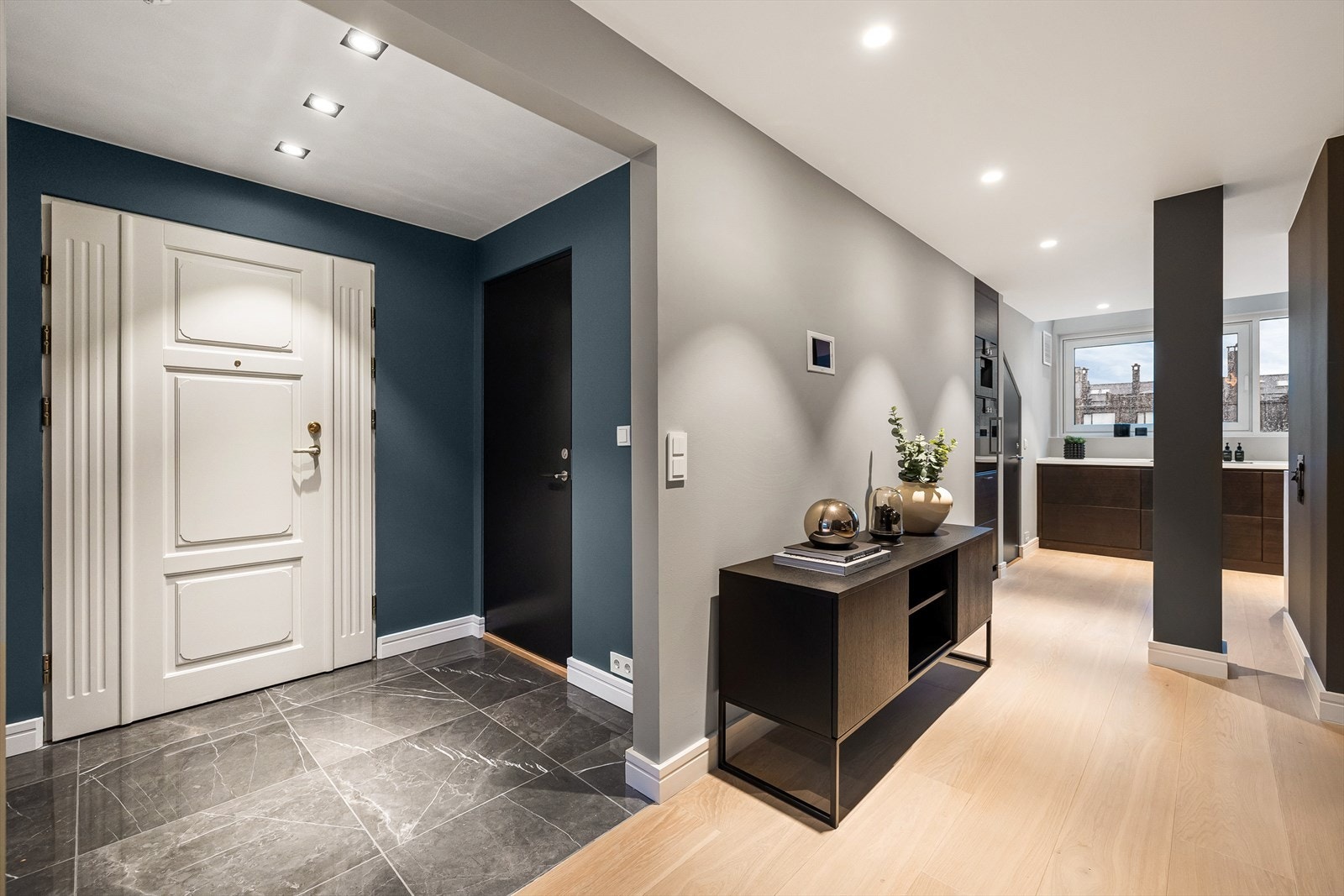 Pen entré med plass til garderobe Galleribilde