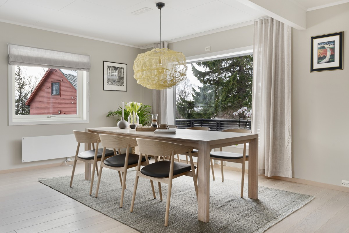 Det er god plass til stort spisebord i rommet