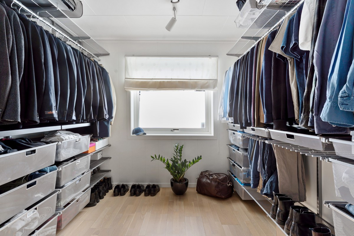 Det er to soverom i 0.etasje der et av disse i dag er innredet som garderobe