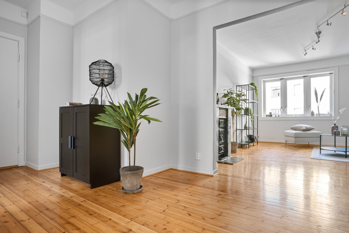 God åpning fra både stue og kjøkken gir morgen- og ettermiddags sol/lys til hele leiligheten. Galleribilde