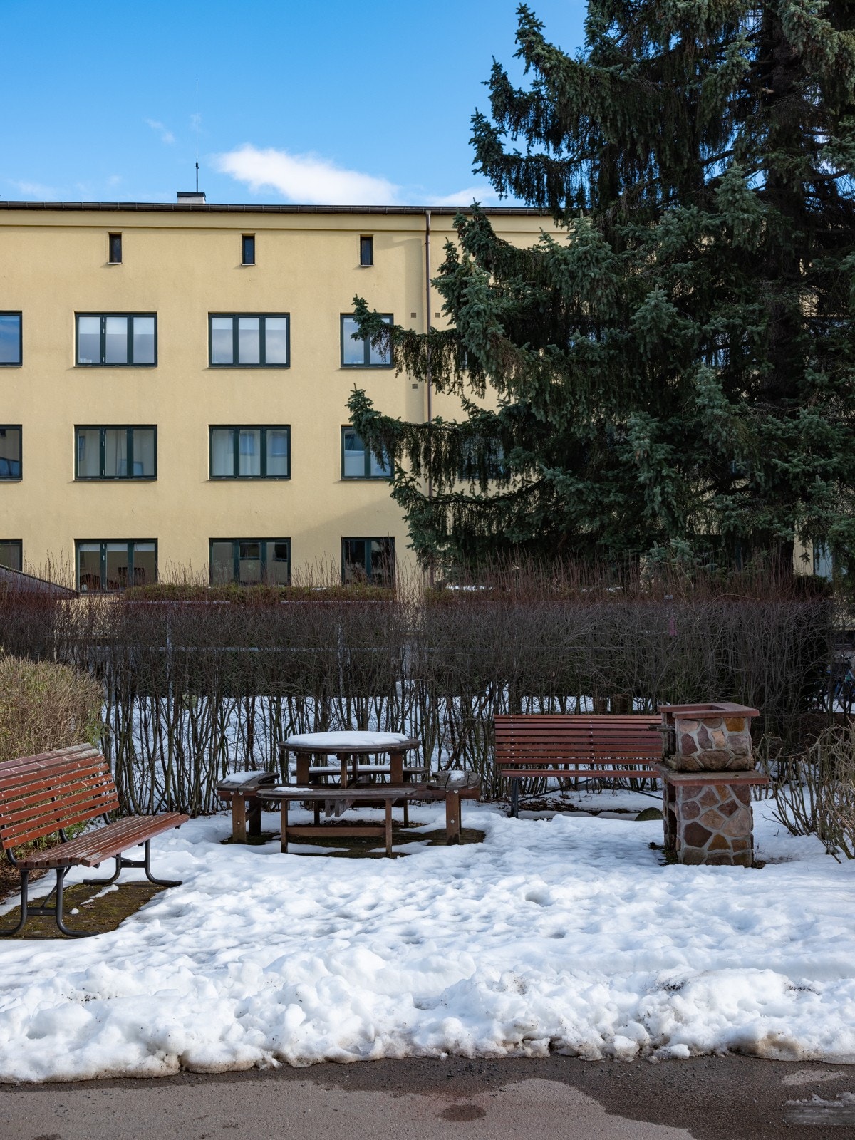 Koslige sittegrupper i grønne omgivelser. Galleribilde