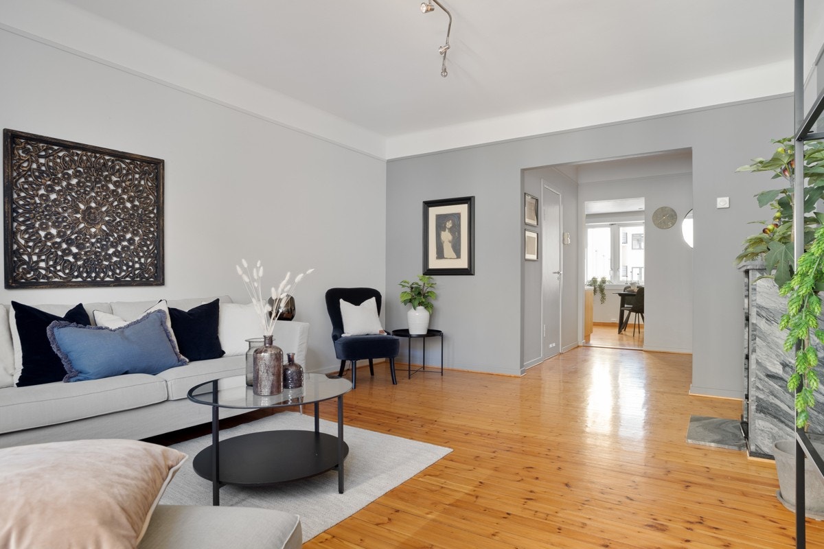 Stuen har god plass til sittegruppe og spisestuebord. Galleribilde