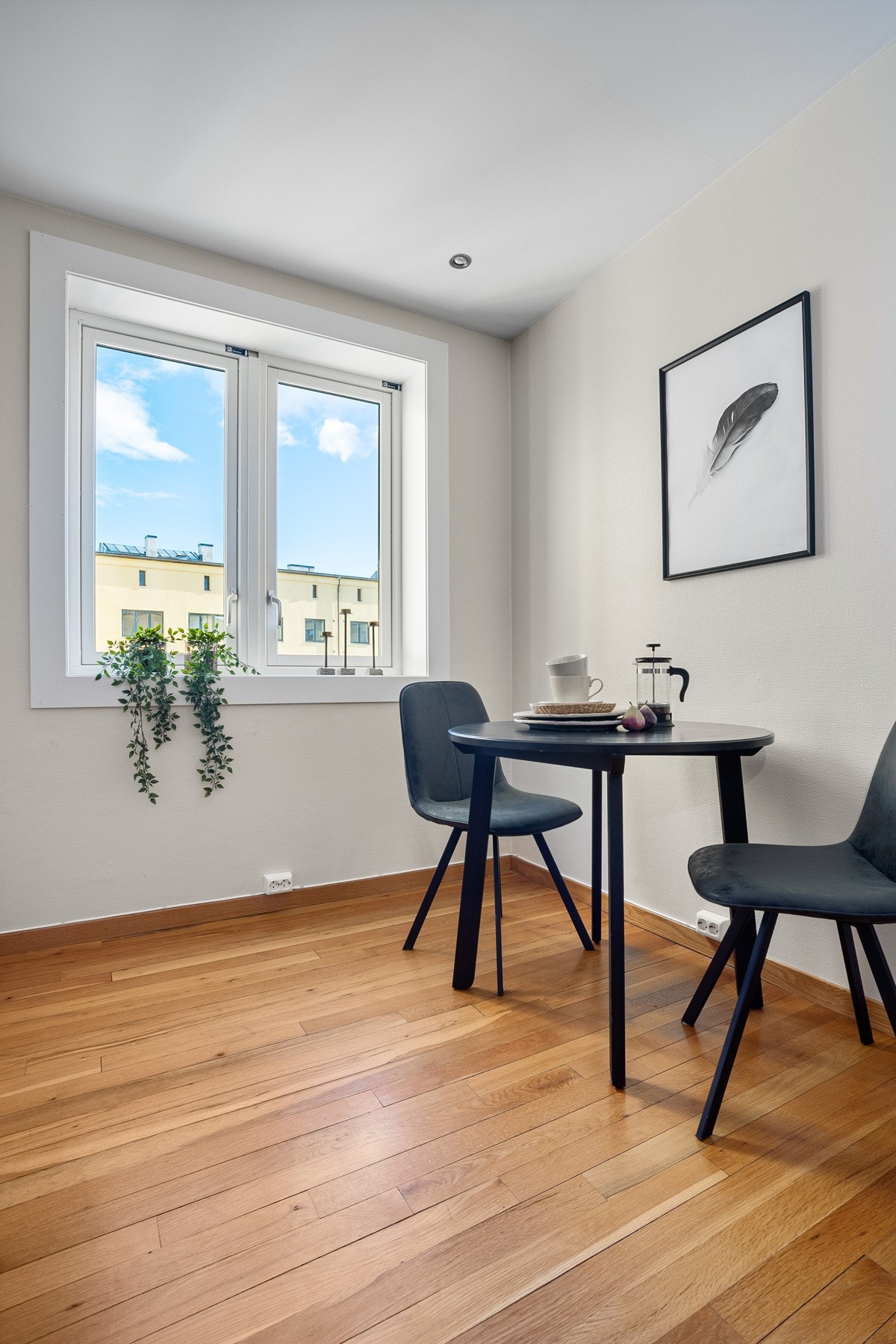 Fra kjøkkenvindu er det utsikt over koselig og frodig bakgård. Galleribilde