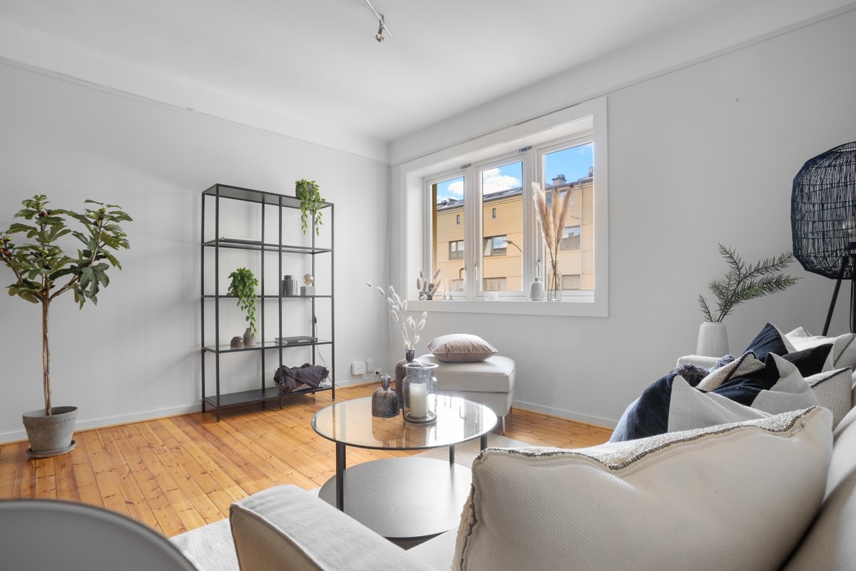 Stuen vender ut mot gangvei og er skjermet mot trafikkstøy. Galleribilde