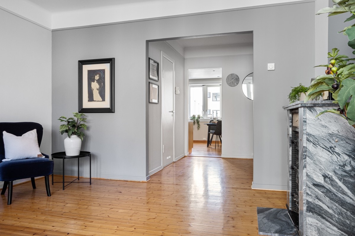 Flott kamin kledd i grå marmor. Galleribilde