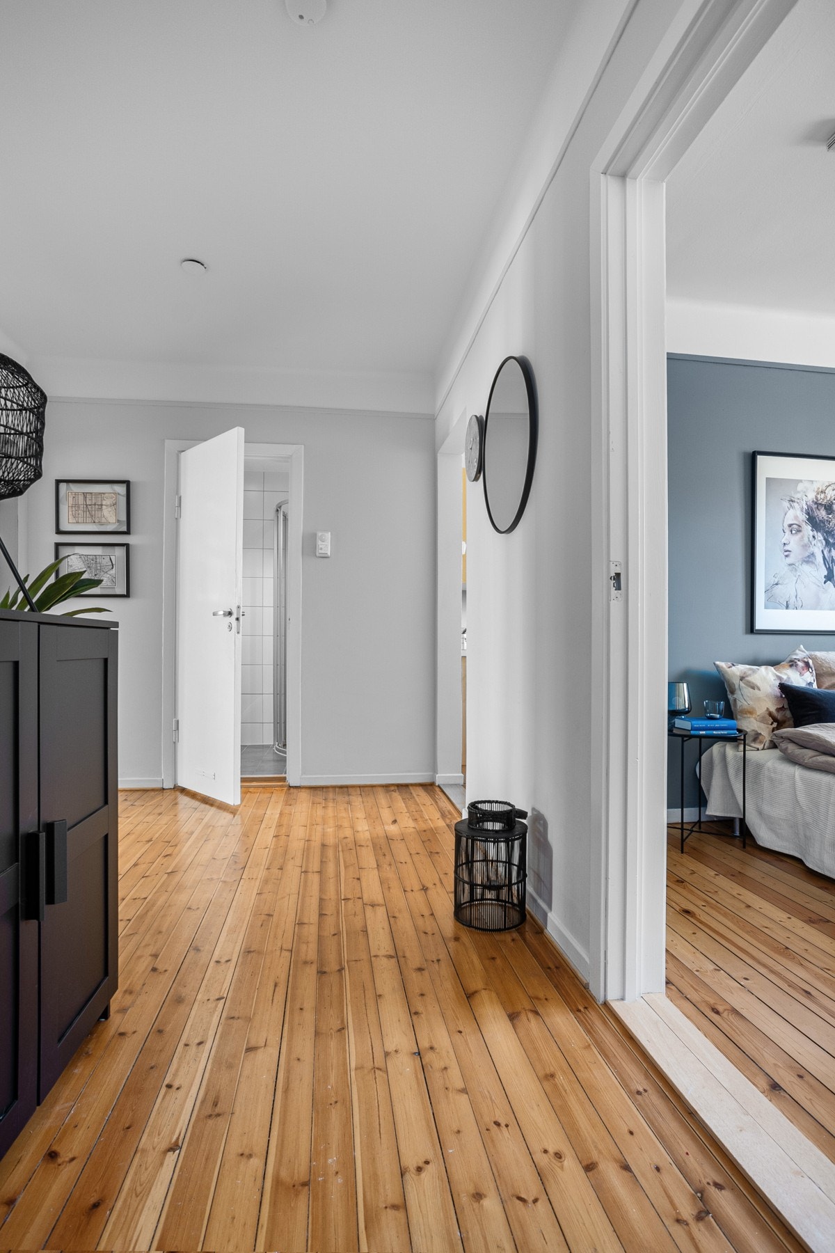 En meget romslig entré møter deg ved inngangsdøren. I tillegg til gode oppbevaringsmuligheter gir dette rommet godt med lys til hele leiligheten. Galleribilde