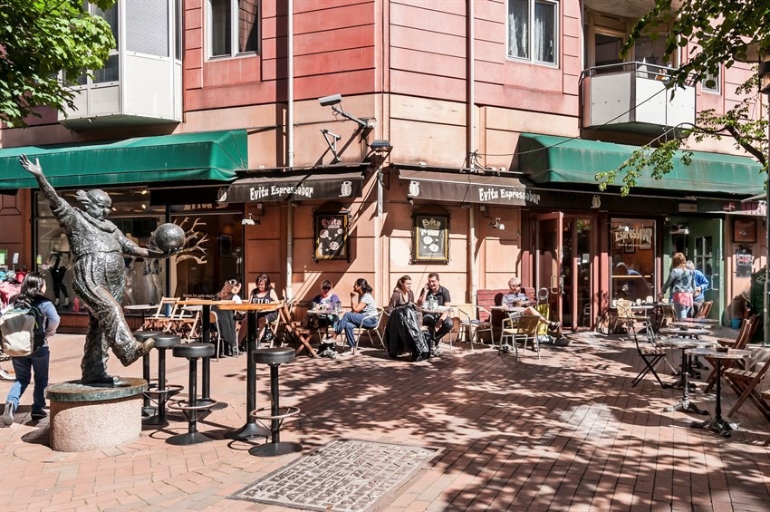 Leiligheten ligger i Smalgangen på Grønlands Torg, midt i hjertet av Oslo sentrum. Dette er en koselig gågate som strekker seg mellom Oslo City og Grønland. Galleribilde