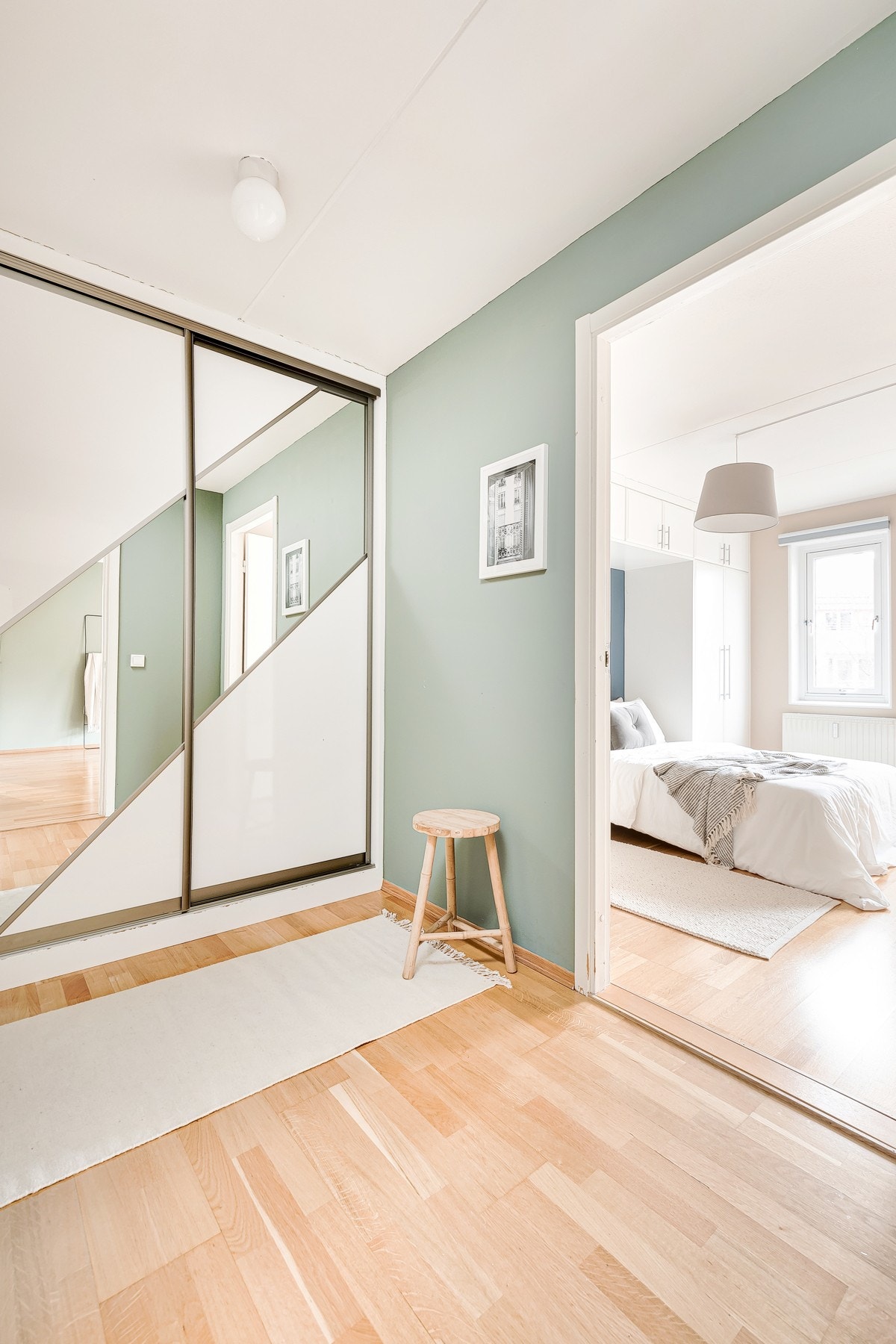 Mellomgang med garderobe. Her kan man fint også lage en hjemmekontor løsning istedenfor. Galleribilde