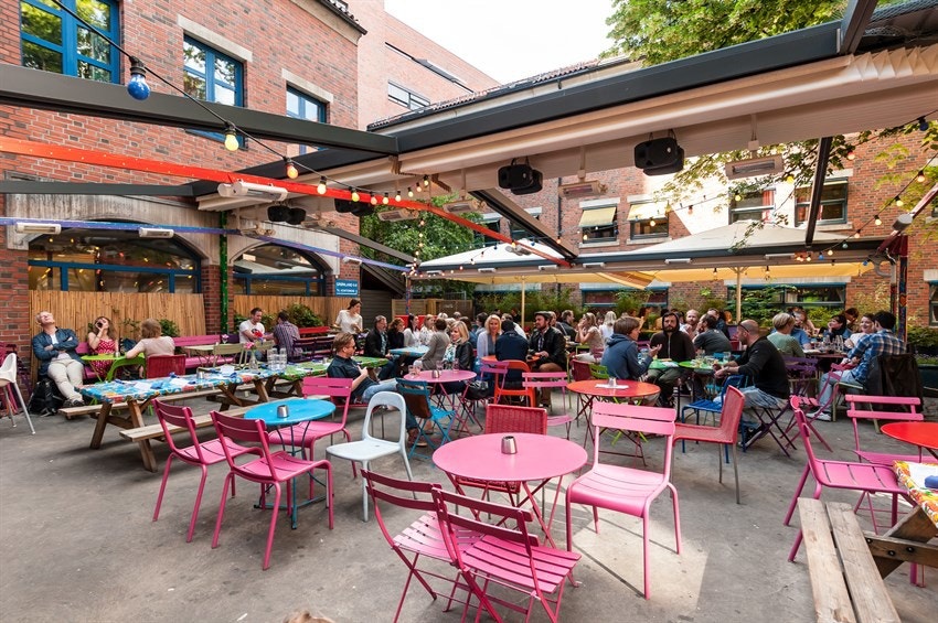 Dattera til Hagen ligger ikke langt unna og byr på herlig mat på dagtid, og omvandles til et pulserend uteliv på kveldstid. Galleribilde