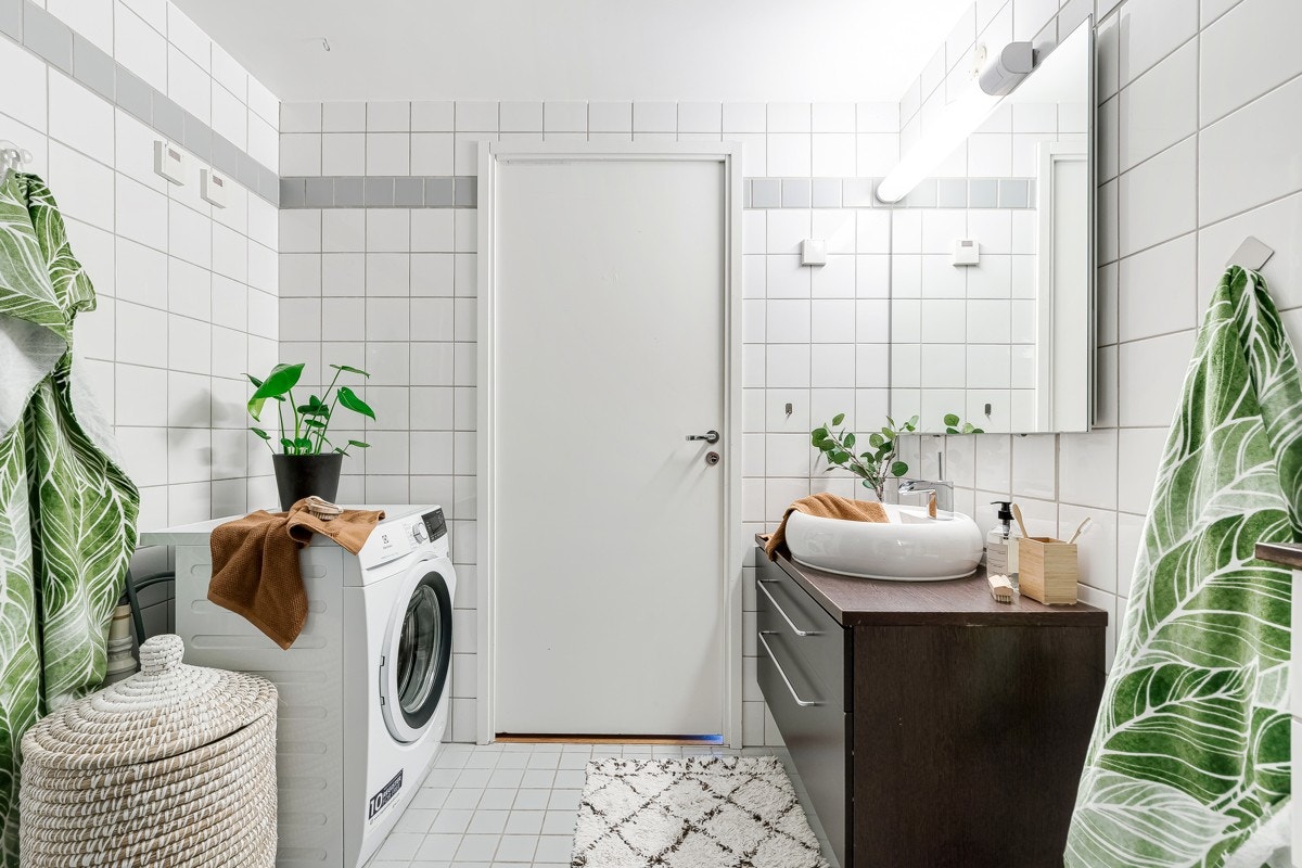 Opplegg for vaskemaskin og vannbåren gulvvarme. A konto sentralvarme, varmtvann og strøm inkludert i felleskostnader. Galleribilde