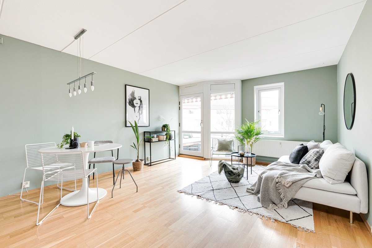 Rikelig med lysinnslipp fra store vindusflater. Galleribilde