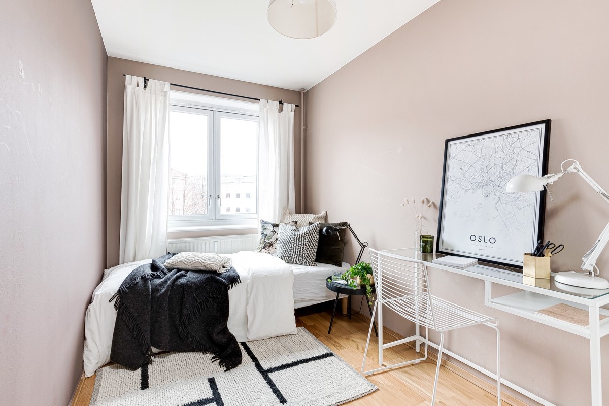 Lekkert soverom med plass til seng, oppbevaringsmøblement og øvrig - f.eks. kontorløsning. Galleribilde