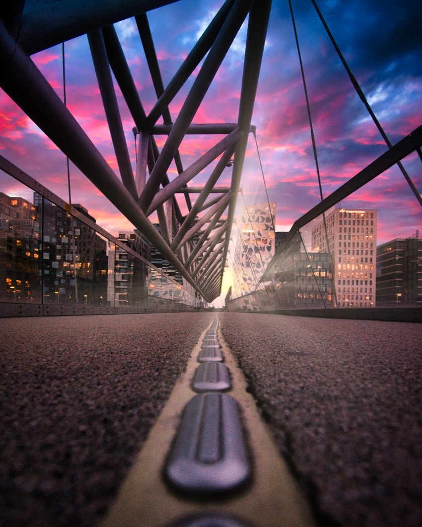 Gamle Oslo knyttes til Barcode og Sørenga gjennom to nye gangbroer. Den ene, Akrobaten, er blitt kåret til nordens peneste gangbro. Galleribilde