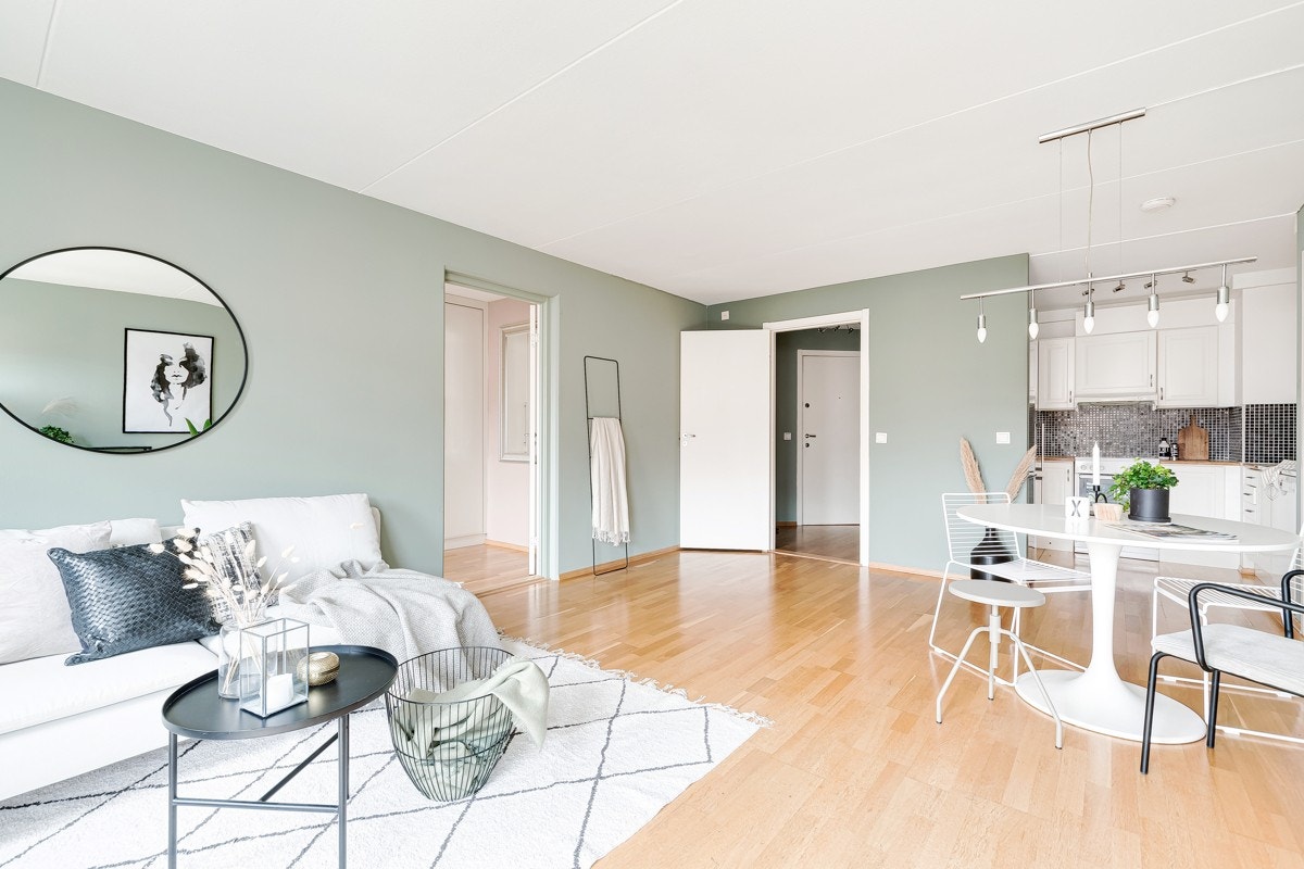 Åpen løsning mellom stue og kjøkken utgjør et stort, sosialt allrom. Galleribilde