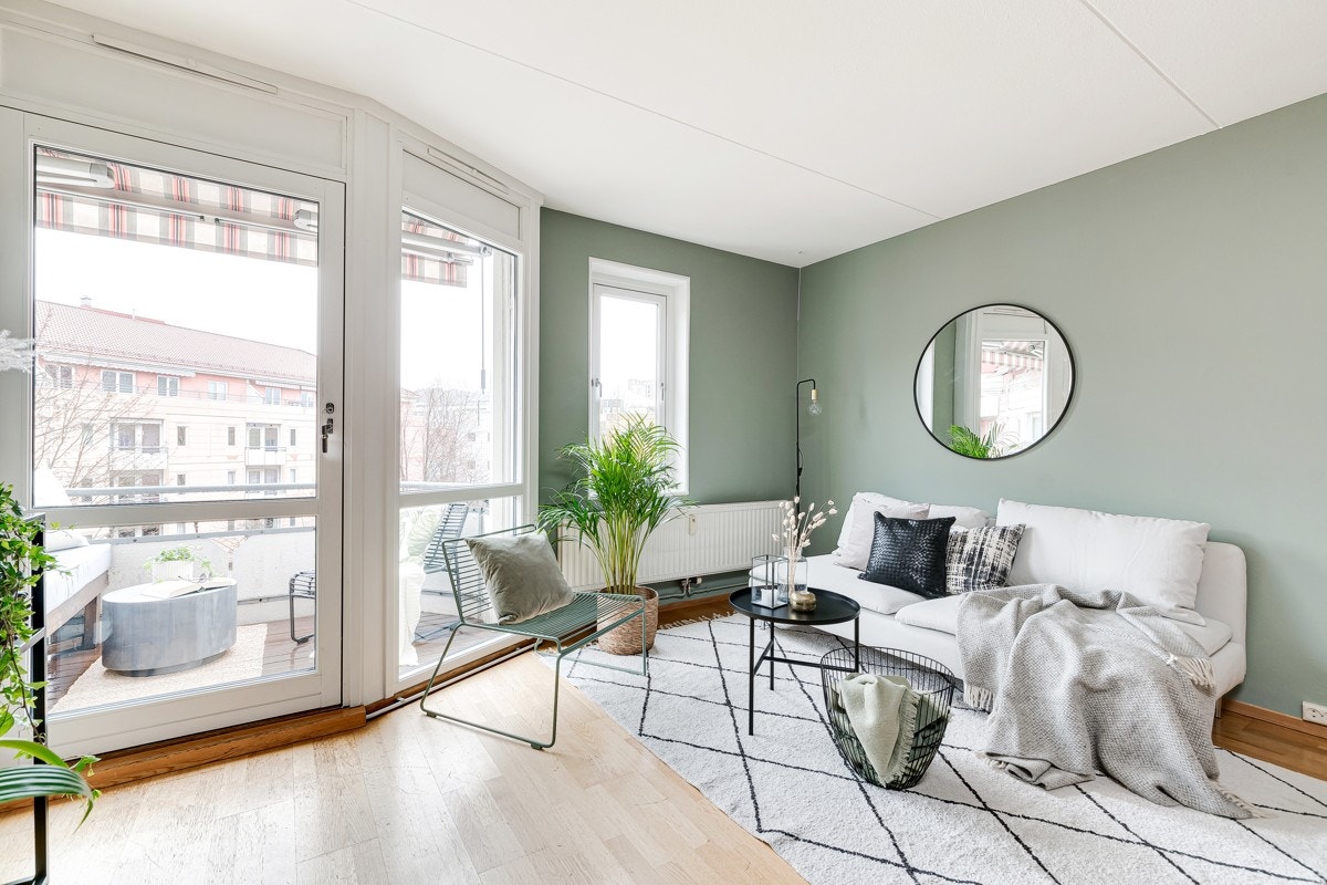 Utgang til en herlig balkong vendt mot indre gårdsrom. Galleribilde