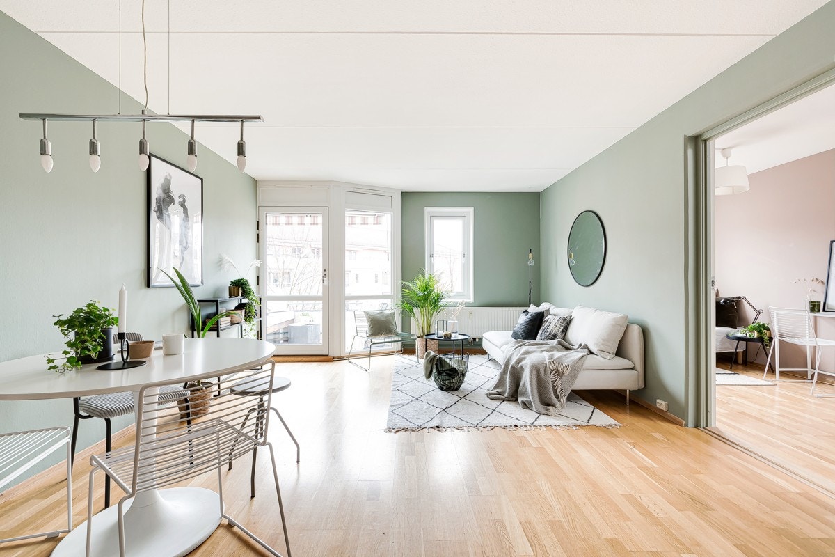 Sett fra stue/kjøkken inn mot én av leilighetens to soverom. Galleribilde