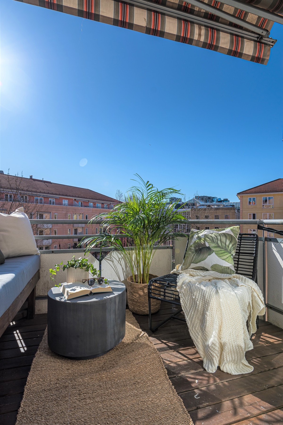 Vender inn mot hyggelig og trafikkfritt gårdstun Galleribilde